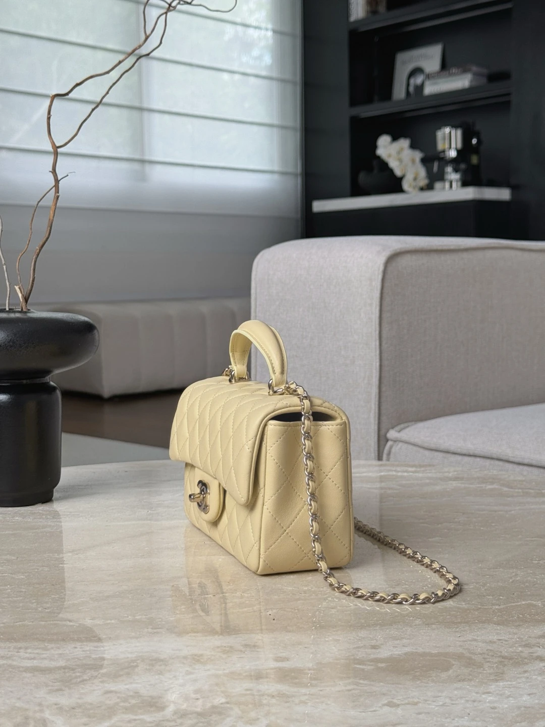 CHANEL Женская сумка с ручкой CF20