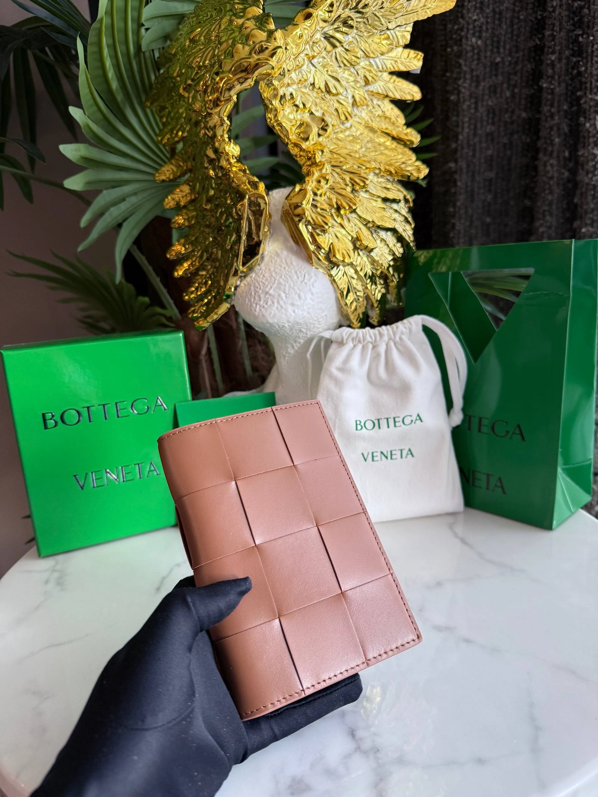 BOTTEGA VENETA Обложка на паспорт коричневый оттенок BOTTEGA VENETA Обложка на паспорт коричневый оттенок