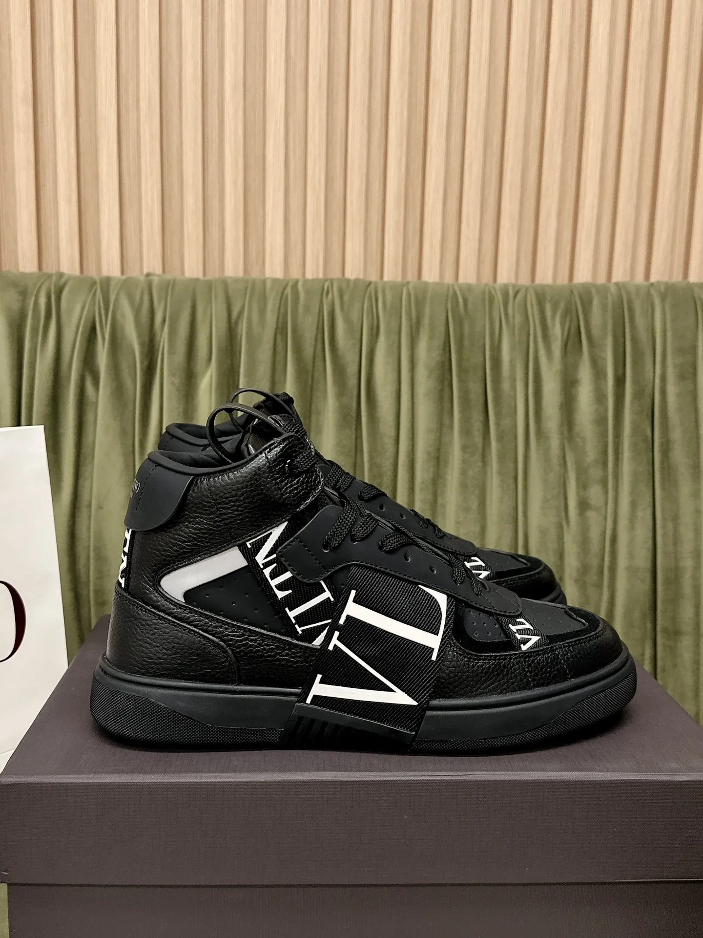 VALENTINO Мужские высокие кроссовки VL7N