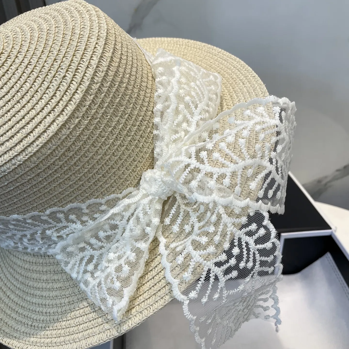 CHANEL Шляпа соломенная с бантом