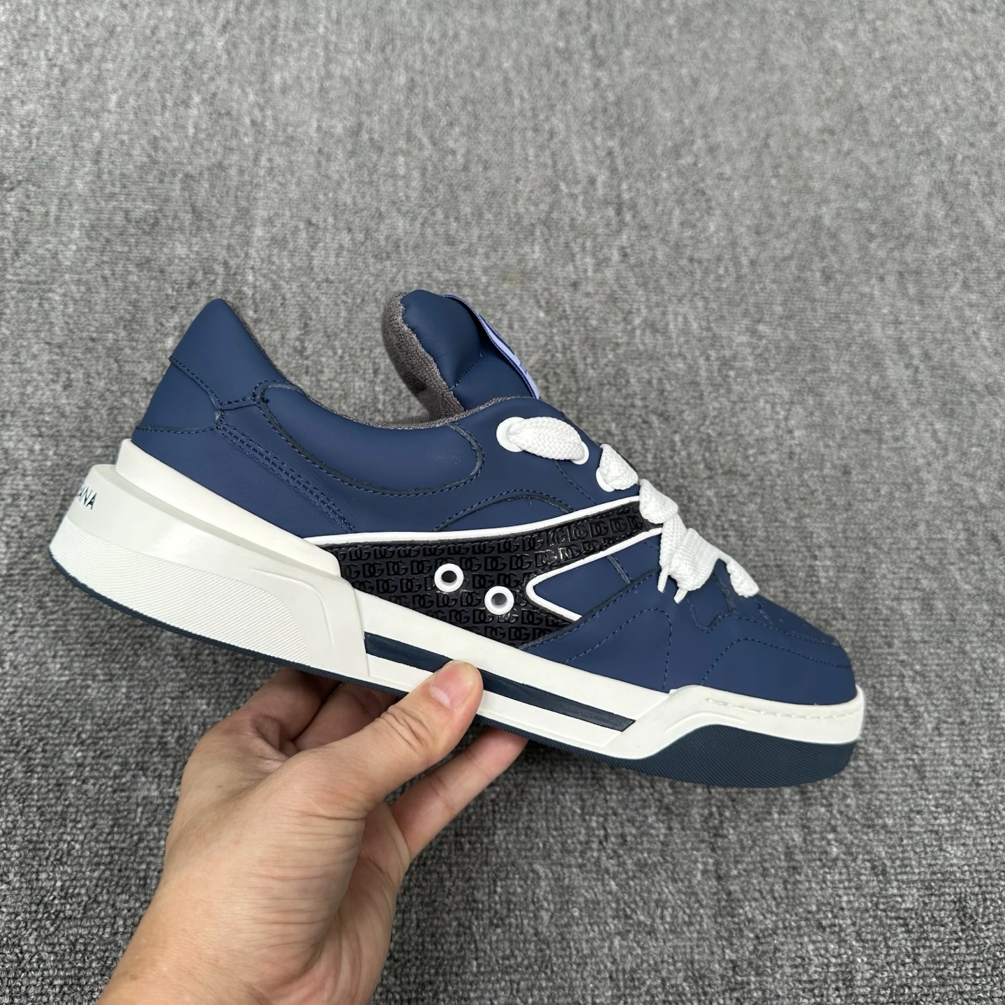 DOLCE & GABBANA Мужские кроссовки из телячьей кожи с контрастными белыми шнурками