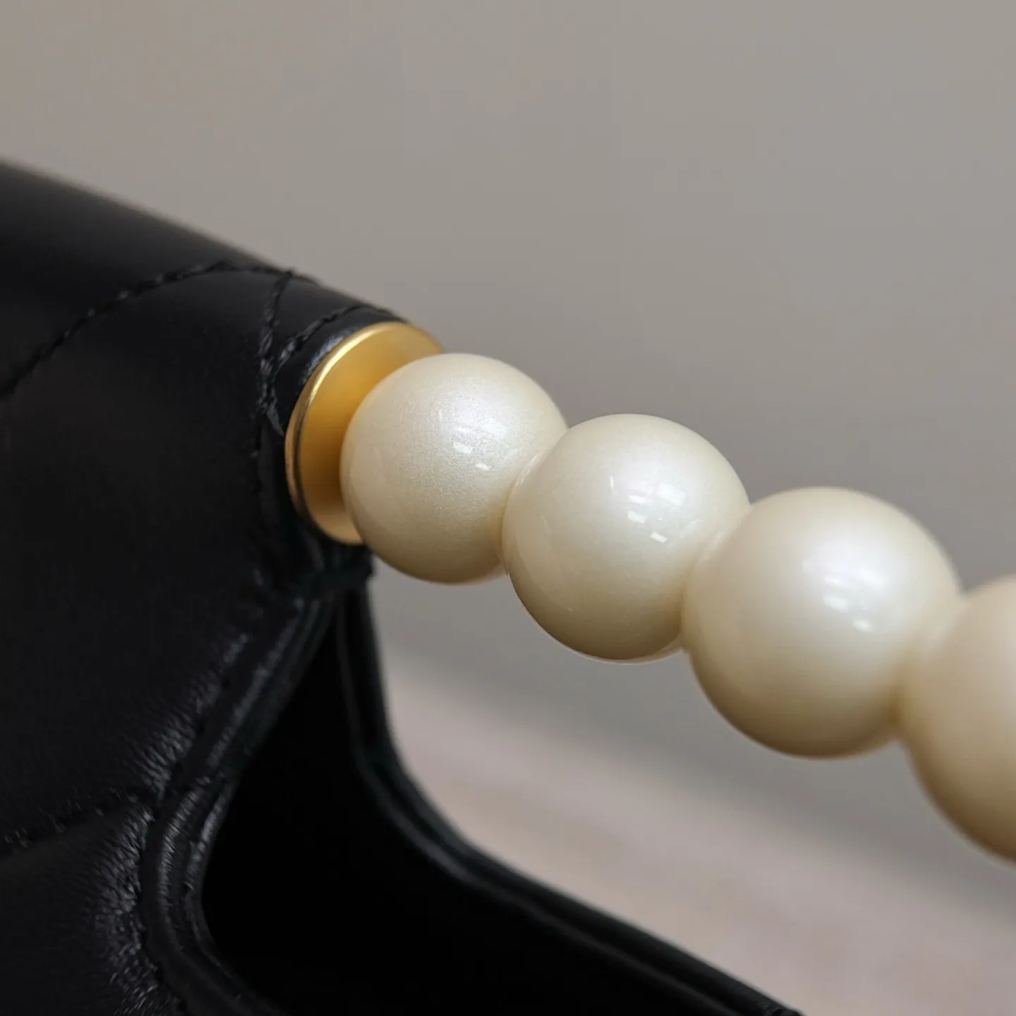 CHANEL Женская сумка 25P с жемчужной ручкой CHANEL Женская сумка 25P с жемчужной ручкой