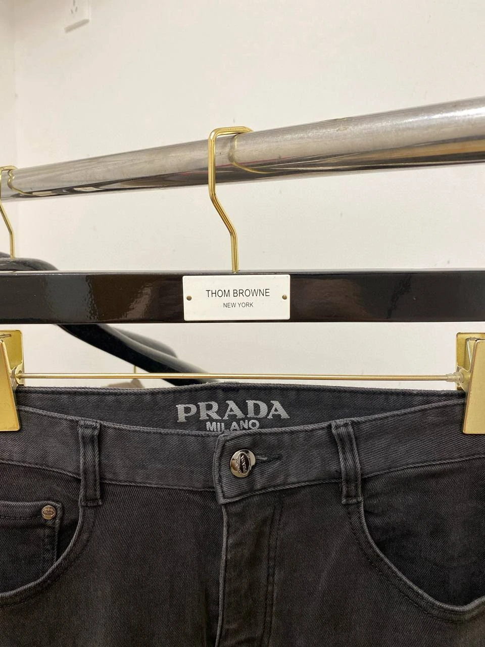 PRADA Мужские джинсы из чёрного денима с эффектом лёгкого смыва PRADA Мужские джинсы из чёрного денима с эффектом лёгкого смыва