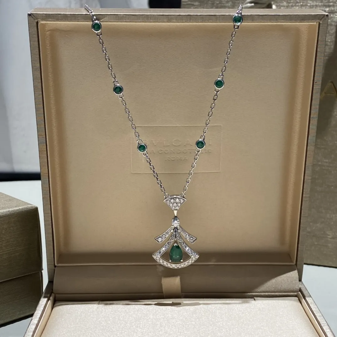 BVLGARI Колье Divas’Dream белое золото, изумруд и бриллианты BVLGARI Колье Divas’Dream белое золото, изумруд и бриллианты