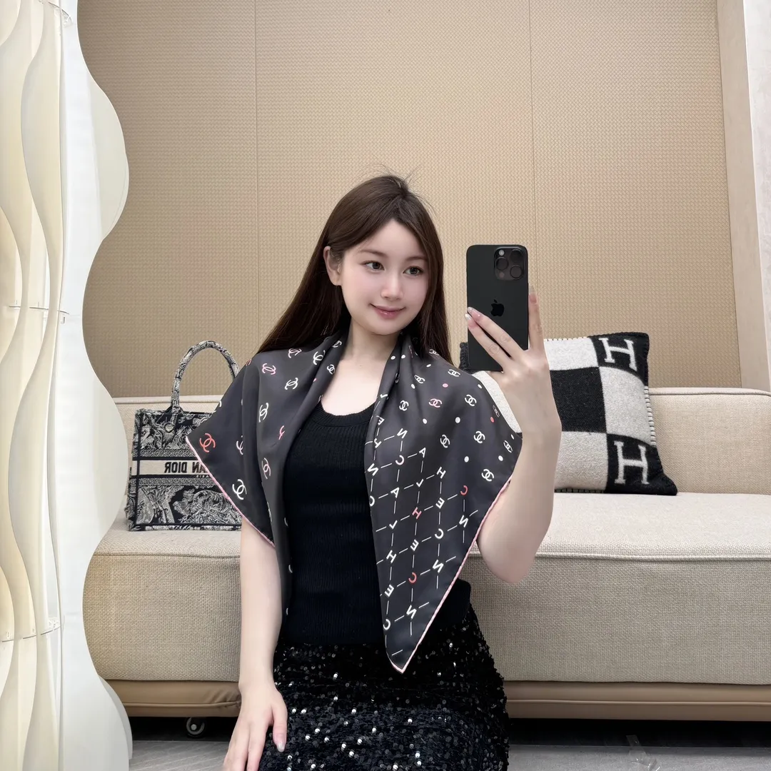 CHANEL Женский платок шёлк CHANEL Женский платок шёлк