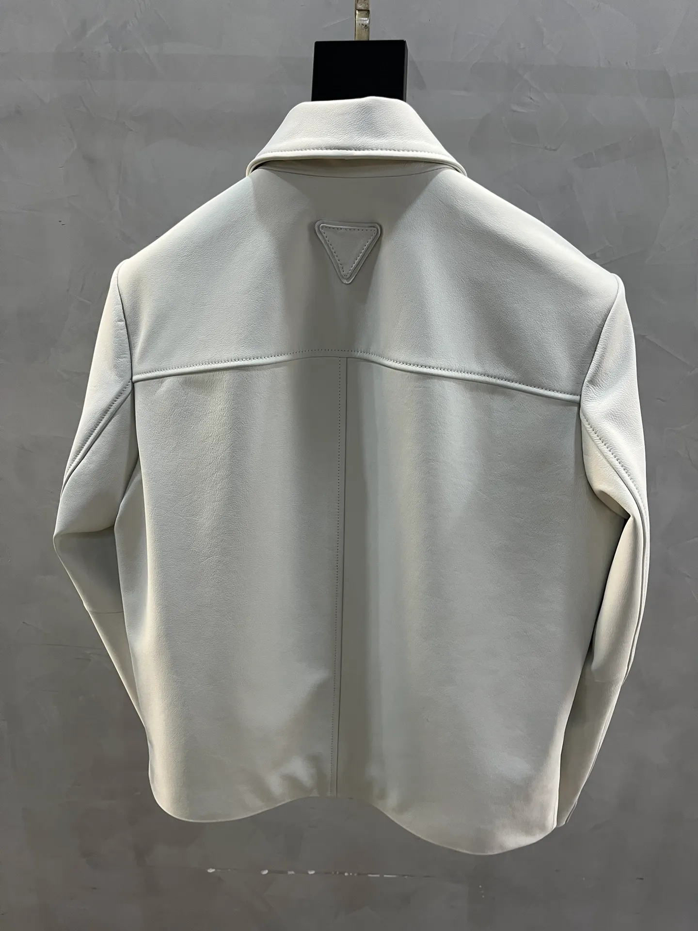 PRADA Мужская кожаная куртка минималистичная с воротником PRADA Мужская кожаная куртка минималистичная с воротником