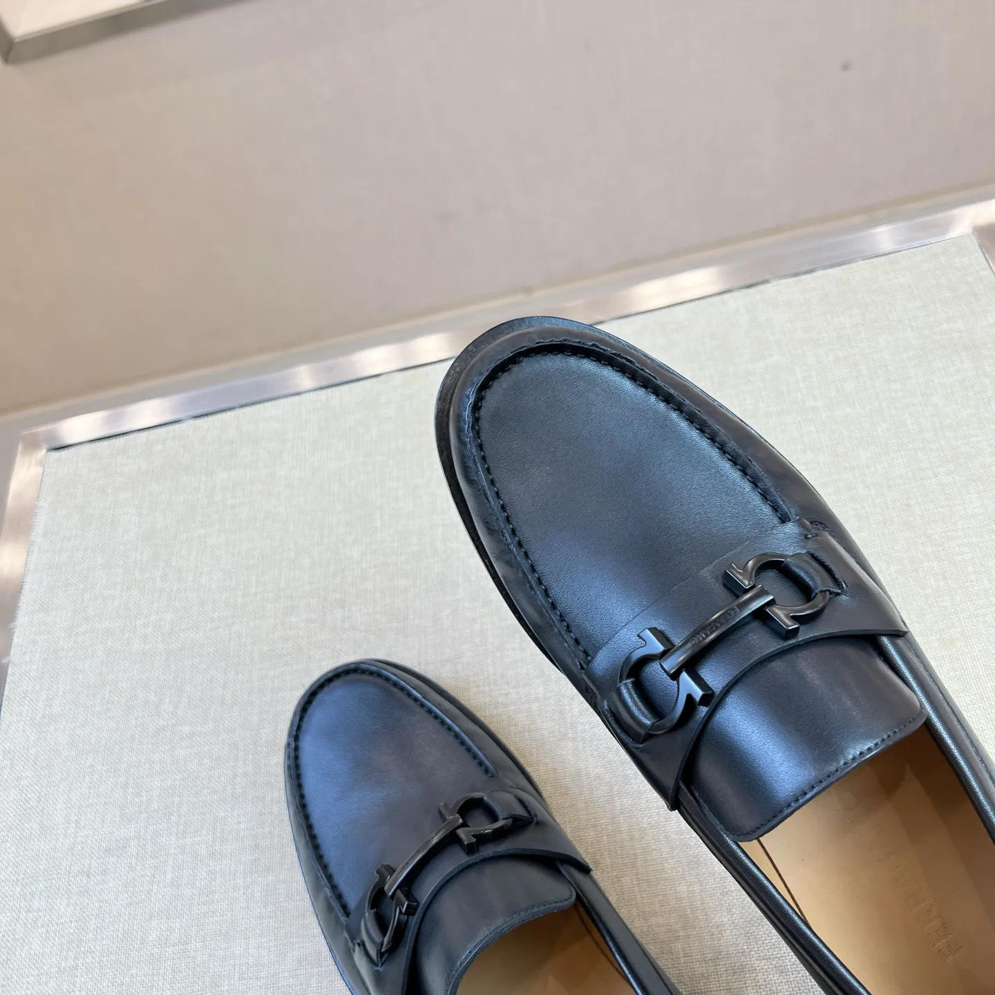 SALVATORE FERRAGAMO Мужские лоферы коровья кожа