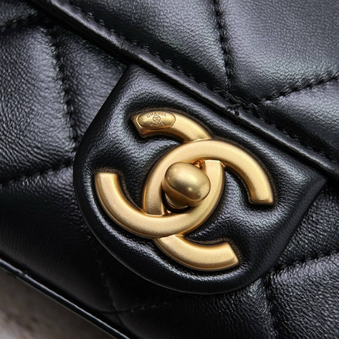 CHANEL Женская сумка 25P с жемчужной ручкой CHANEL Женская сумка 25P с жемчужной ручкой