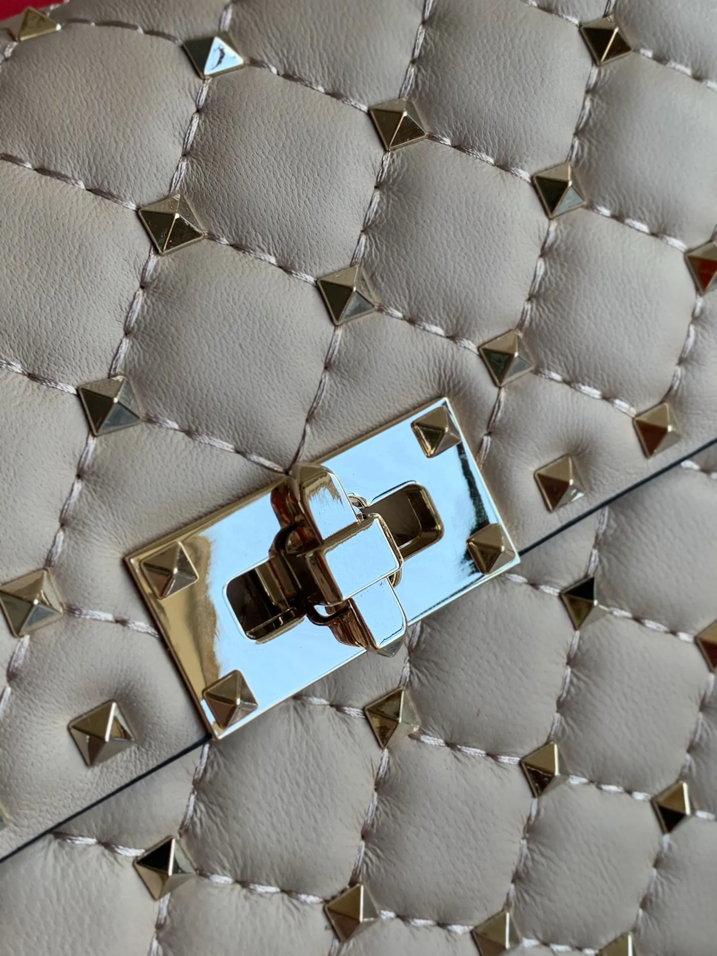 VALENTINO Женская сумка на плечо Rockstud VALENTINO Женская сумка на плечо Rockstud