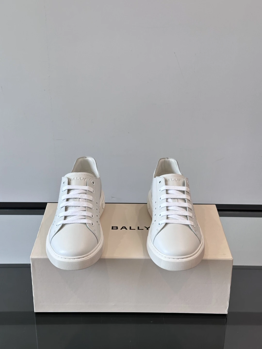 BALLY Мужские кроссовки телячья кожа с фирменной перфорацией BALLY Мужские кроссовки телячья кожа с фирменной перфорацией