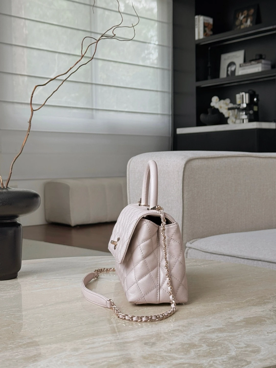 CHANEL Женская сумка Coco Handle с витой ручкой