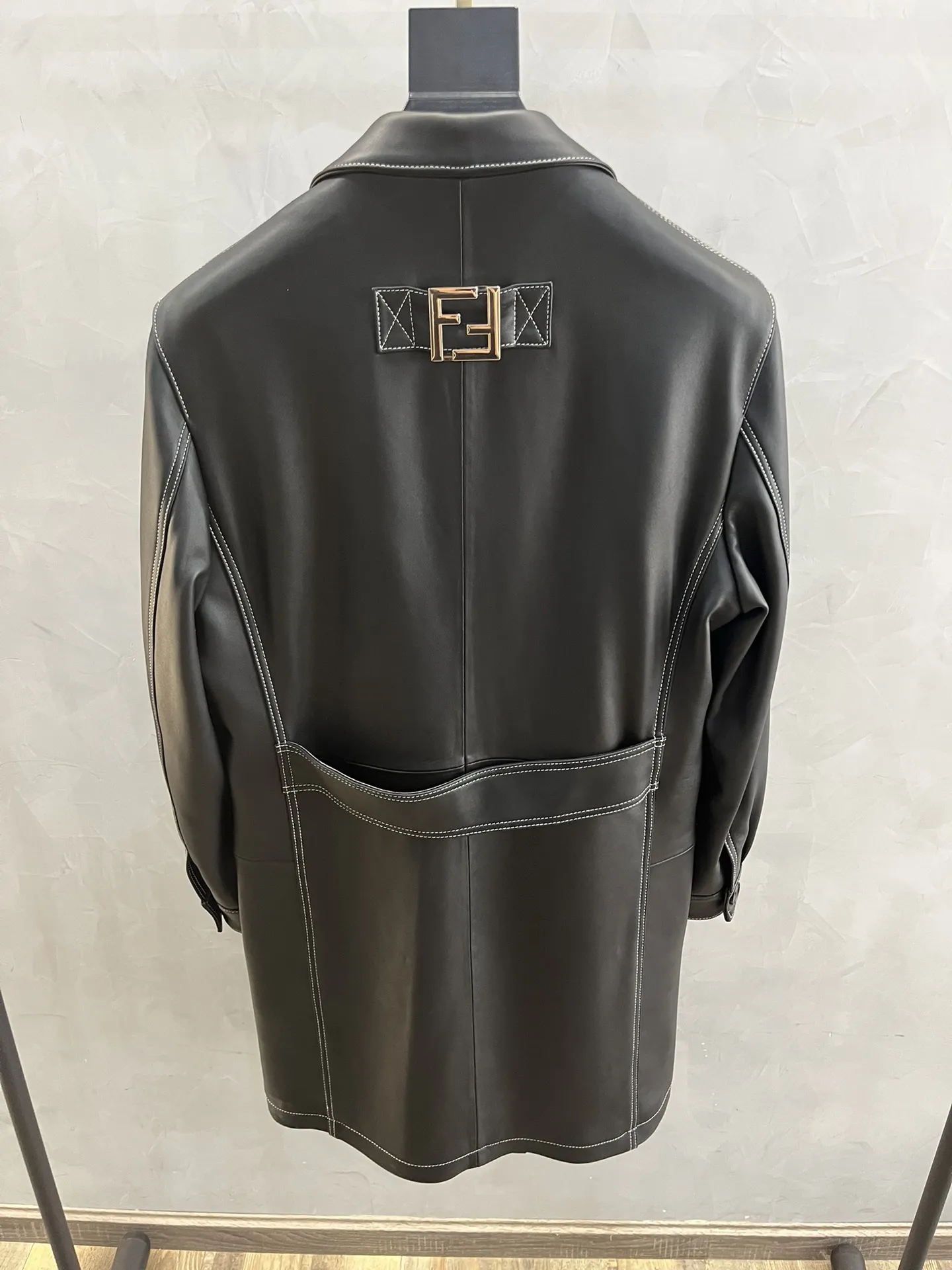 FENDI Мужской кожаный плащ FENDI Мужской кожаный плащ