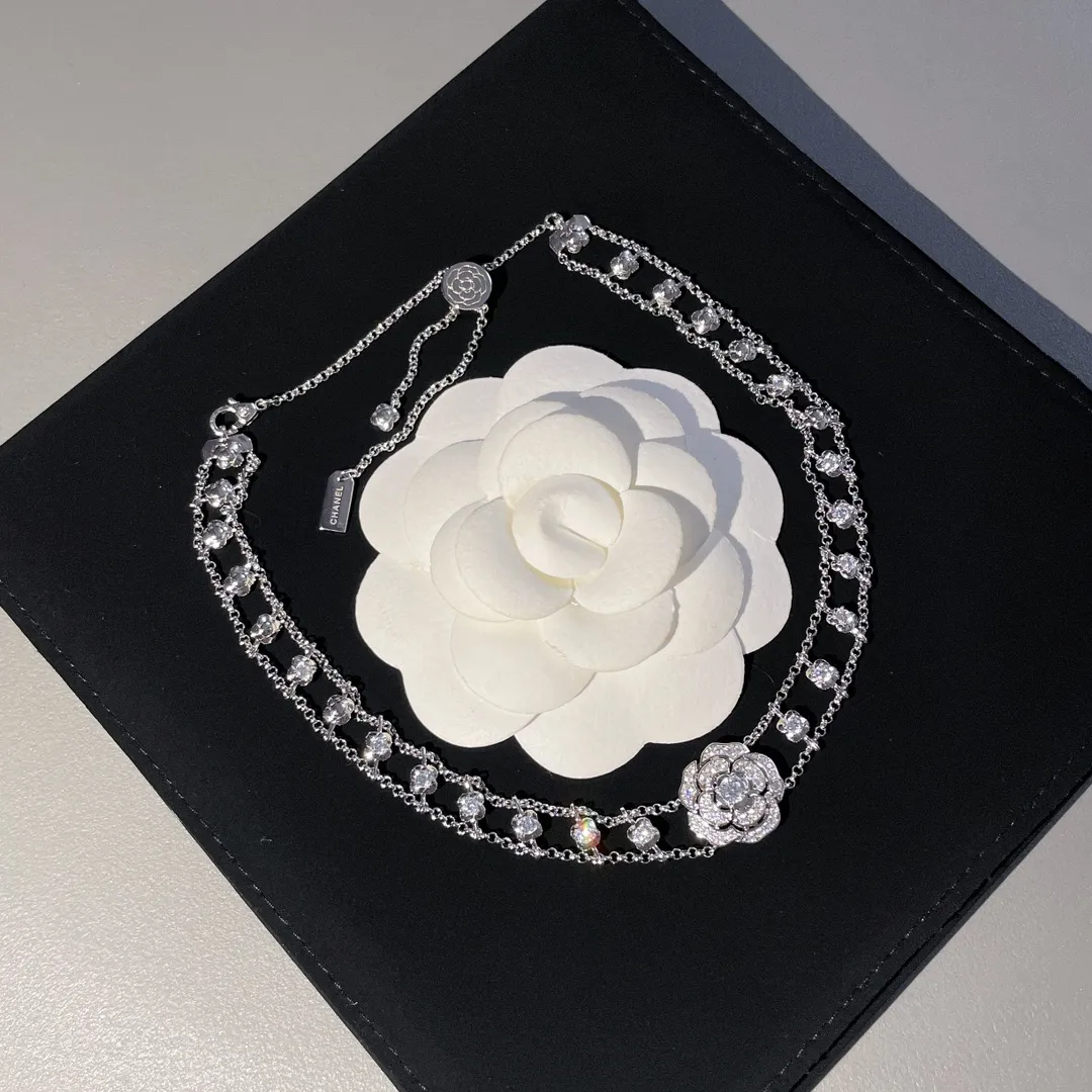 CHANEL Женское колье с кристаллами Camelia CHANEL Женское колье с кристаллами Camelia