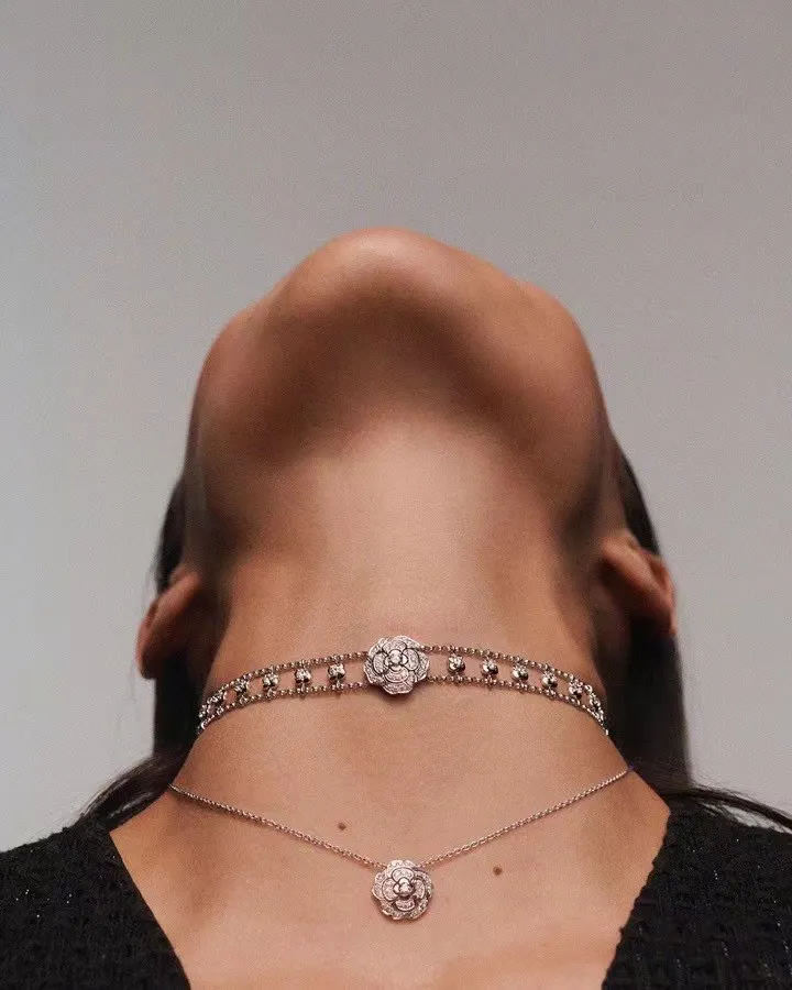 CHANEL Женское колье с кристаллами Camelia CHANEL Женское колье с кристаллами Camelia