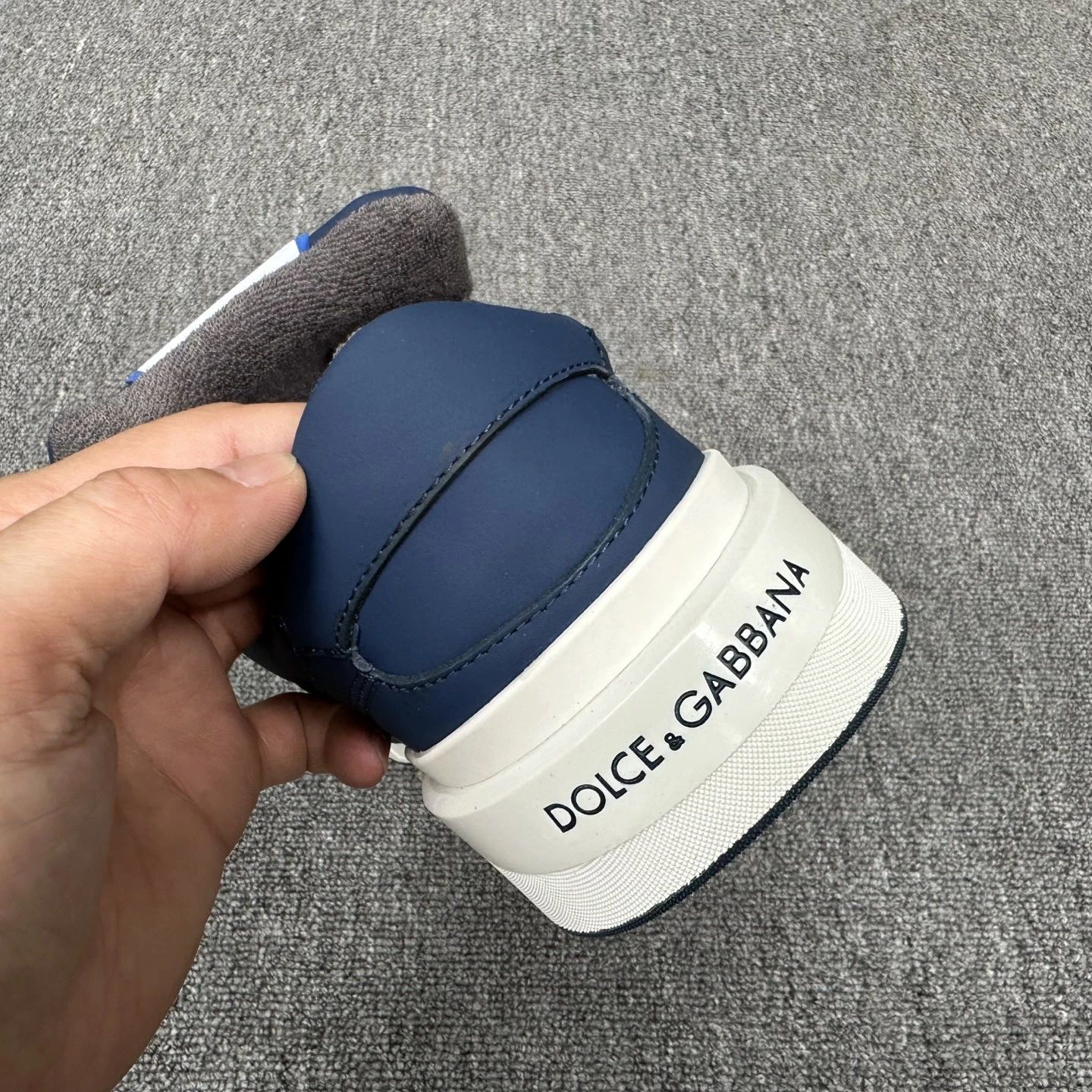 DOLCE & GABBANA Мужские кроссовки из телячьей кожи с контрастными белыми шнурками