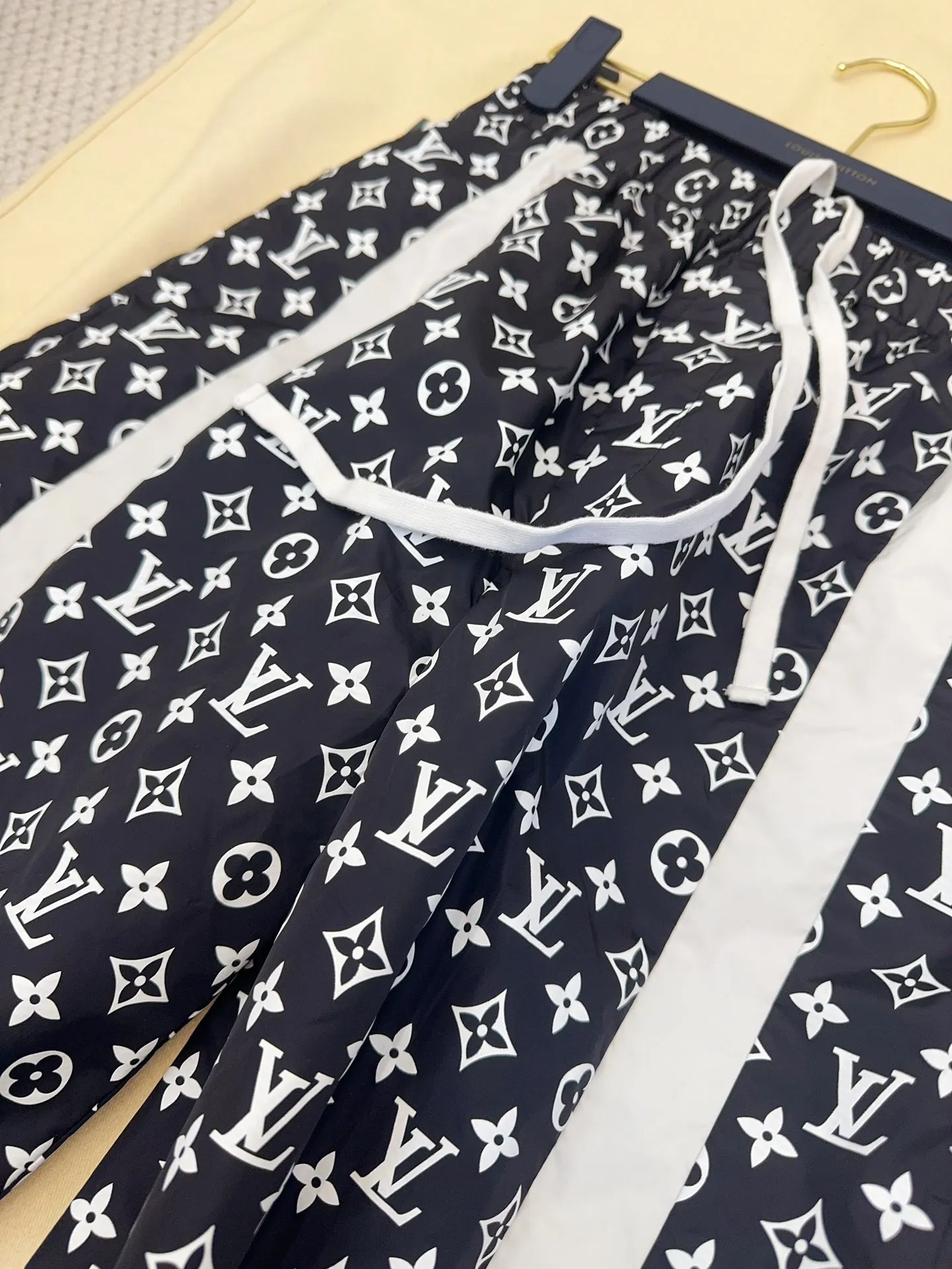 LOUIS VUITTON Женские брюки с монограммой LOUIS VUITTON Женские брюки с монограммой