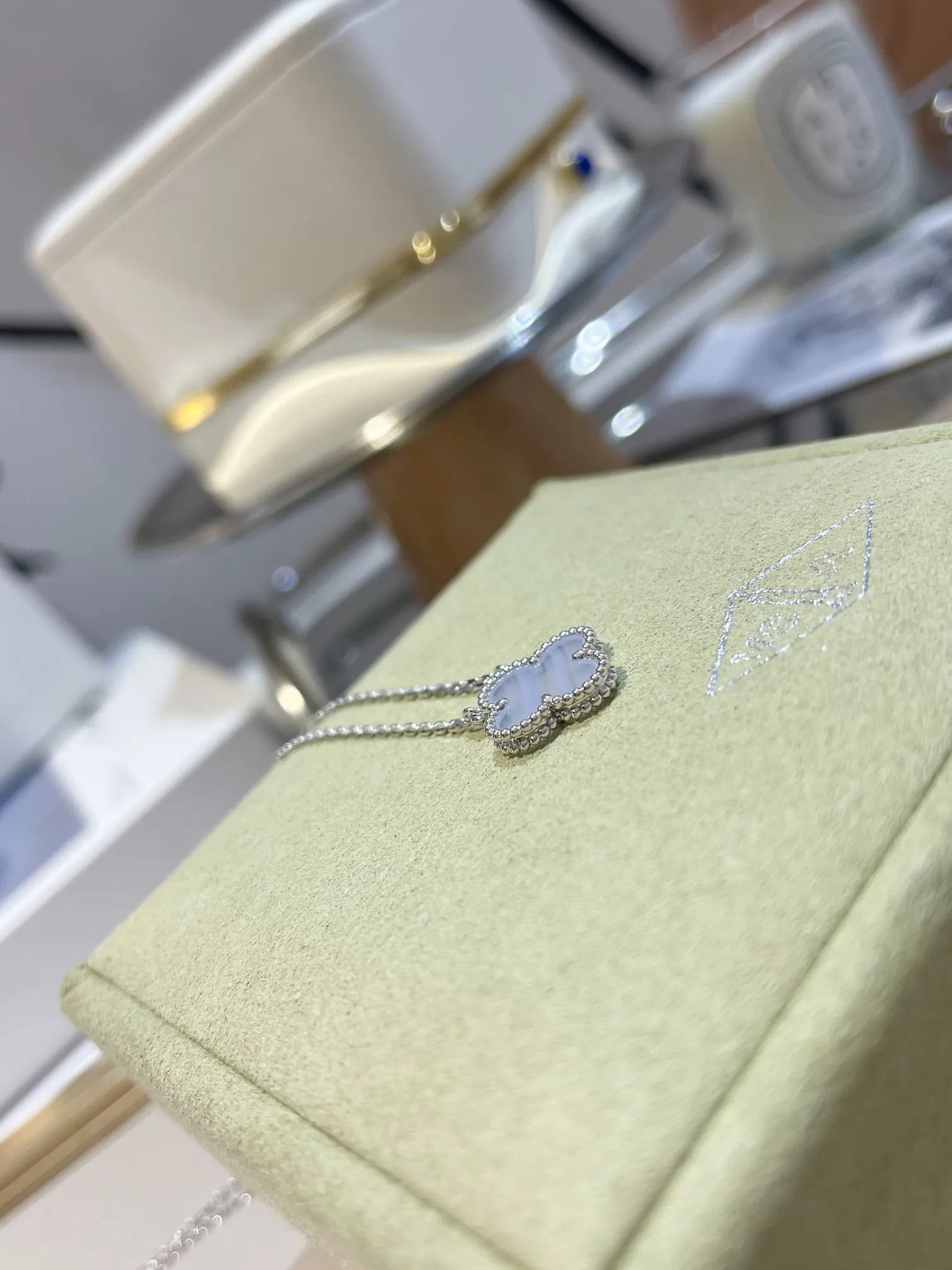 Van Cleef & Arpels Колье Alhambra белое золото и халцедон Van Cleef & Arpels Колье Alhambra белое золото и халцедон