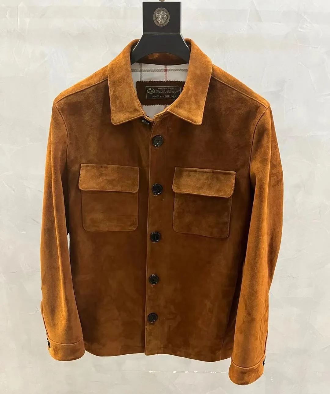 LORO PIANA Мужская куртка из замши на пуговицах с воротником LORO PIANA Мужская куртка из замши на пуговицах с воротником