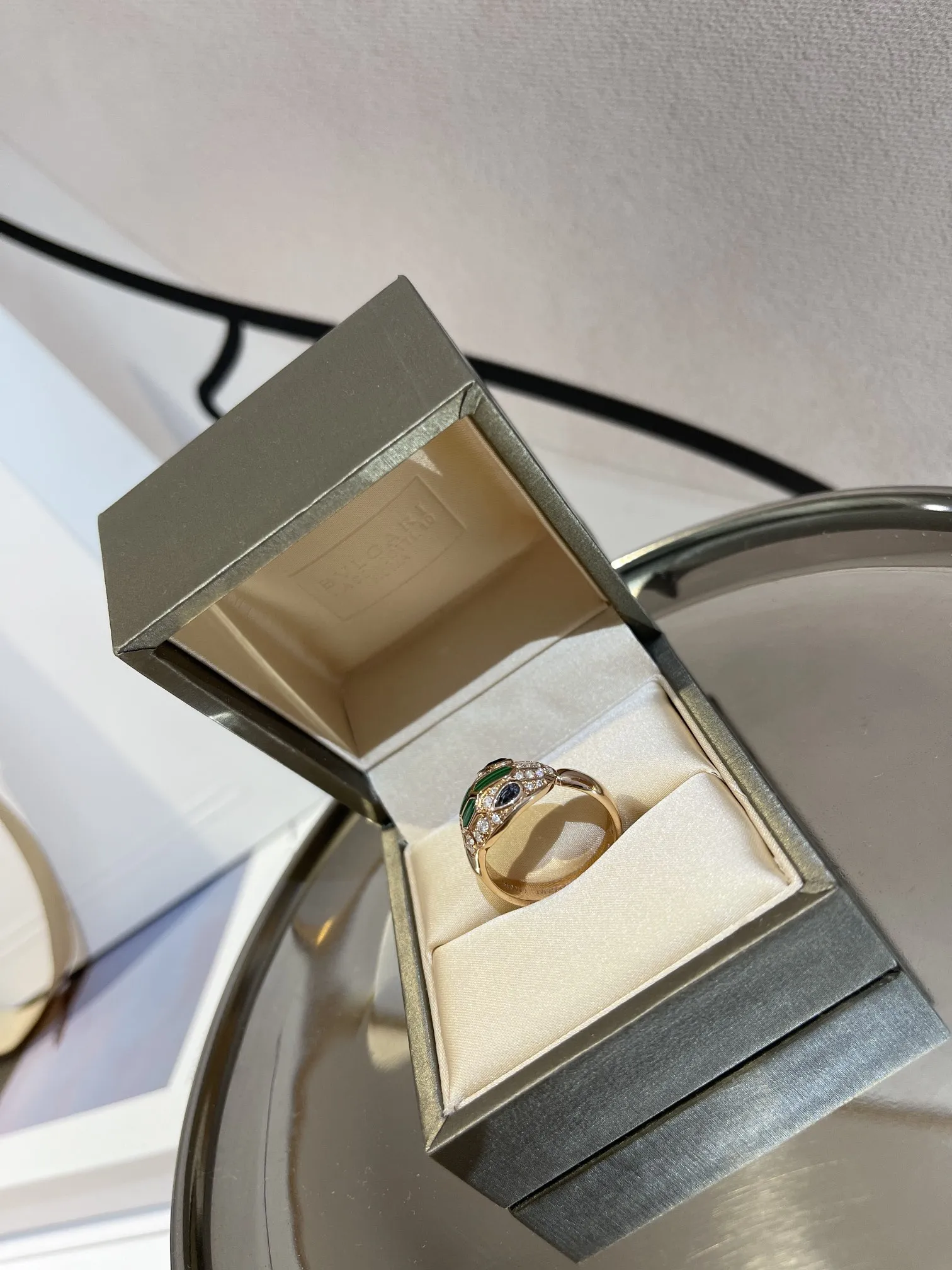 BVLGARI Женское кольцо Serpenti розовое золото, бриллианты и изумруды BVLGARI Женское кольцо Serpenti розовое золото, бриллианты и изумруды