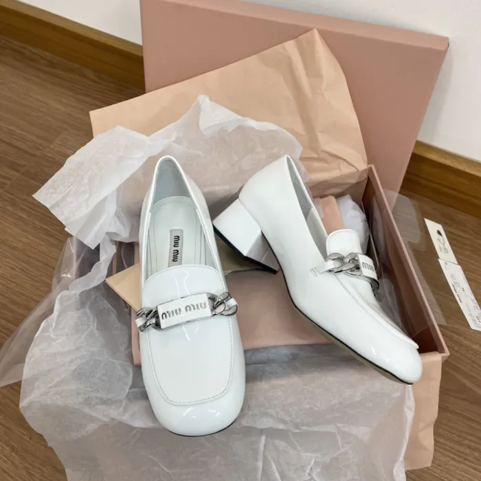 MIU MIU Женские лакированные лоферы с логотипом