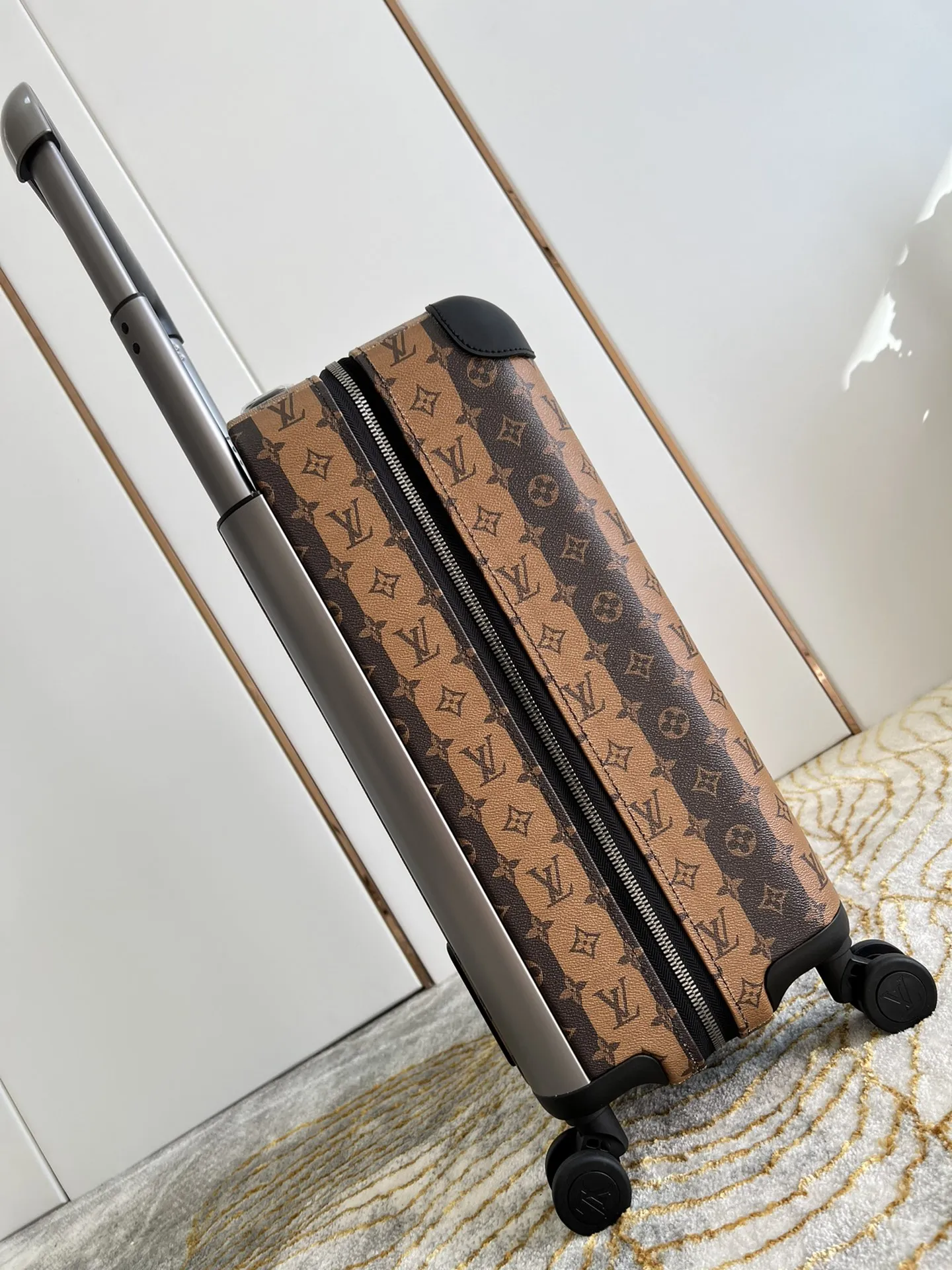 LOUIS VUITTON Чемодан Horizon Trolley Cover LOUIS VUITTON Чемодан Horizon Trolley Cover