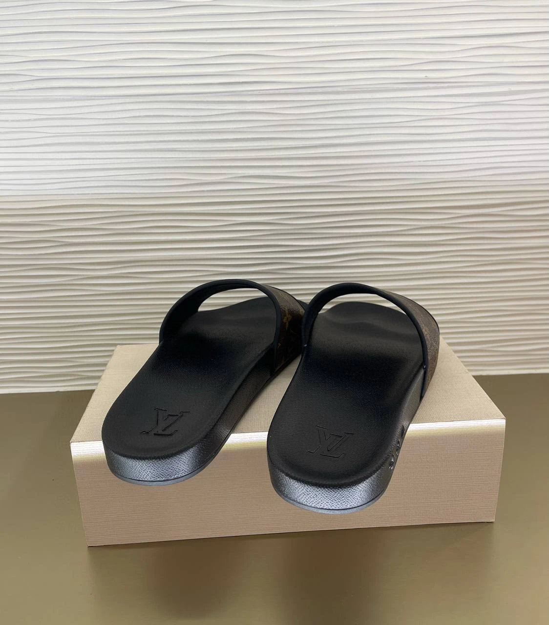 LOUIS VUITTON Мужские тапки Monogram LOUIS VUITTON Мужские тапки Monogram