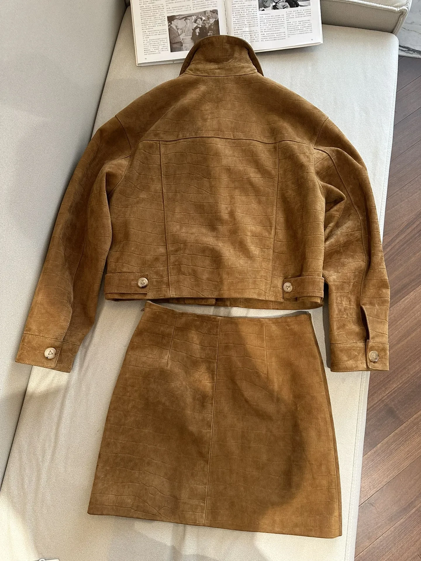 LOUIS VUITTON Женский костюм из замши LOUIS VUITTON Женский костюм из замши