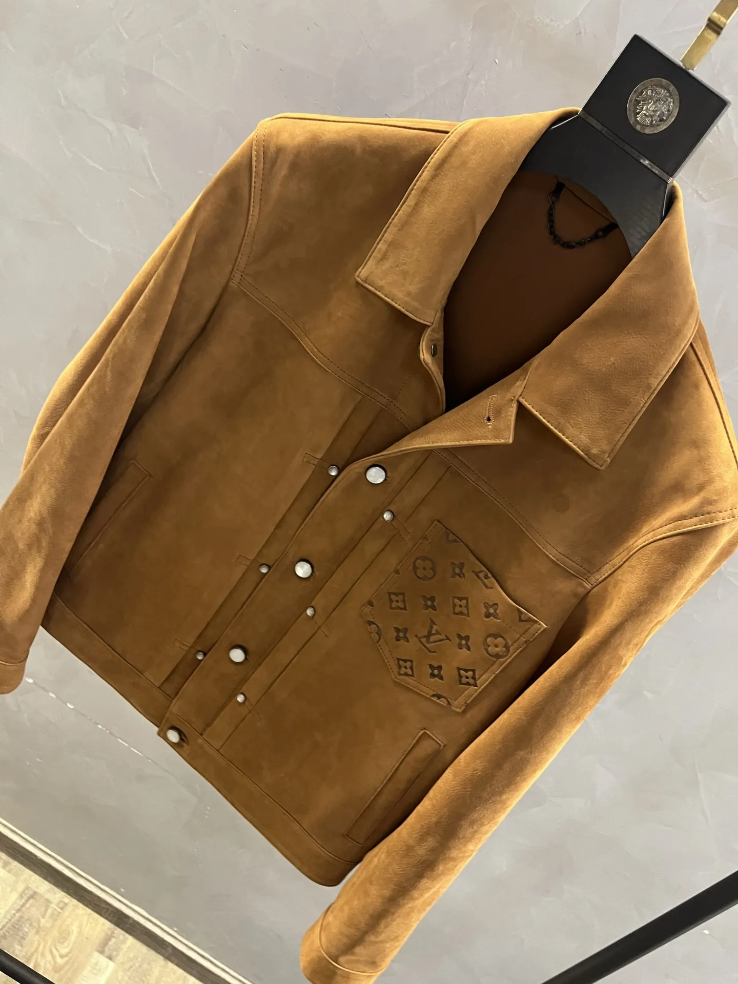 LOUIS VUITTON Мужская куртка из замши LOUIS VUITTON Мужская куртка из замши