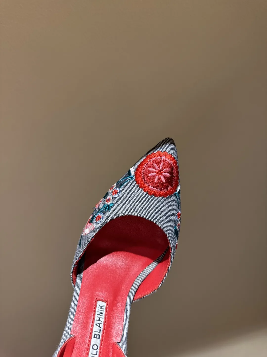 MANOLO BLAHNIK Женские туфли из денима MANOLO BLAHNIK Женские туфли из денима