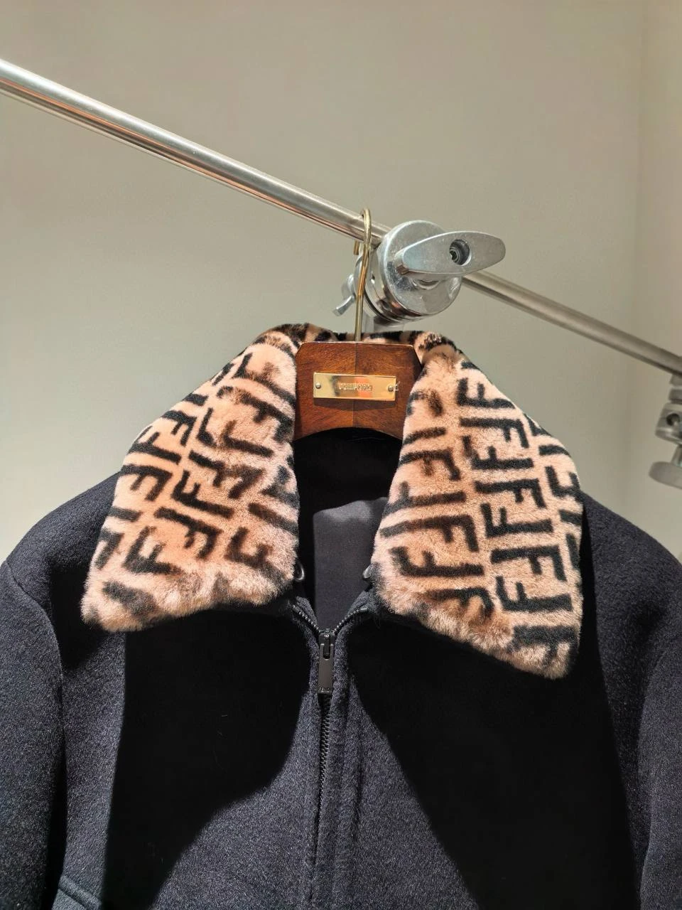 FENDI Мужская кожаная куртка  FENDI Мужская кожаная куртка