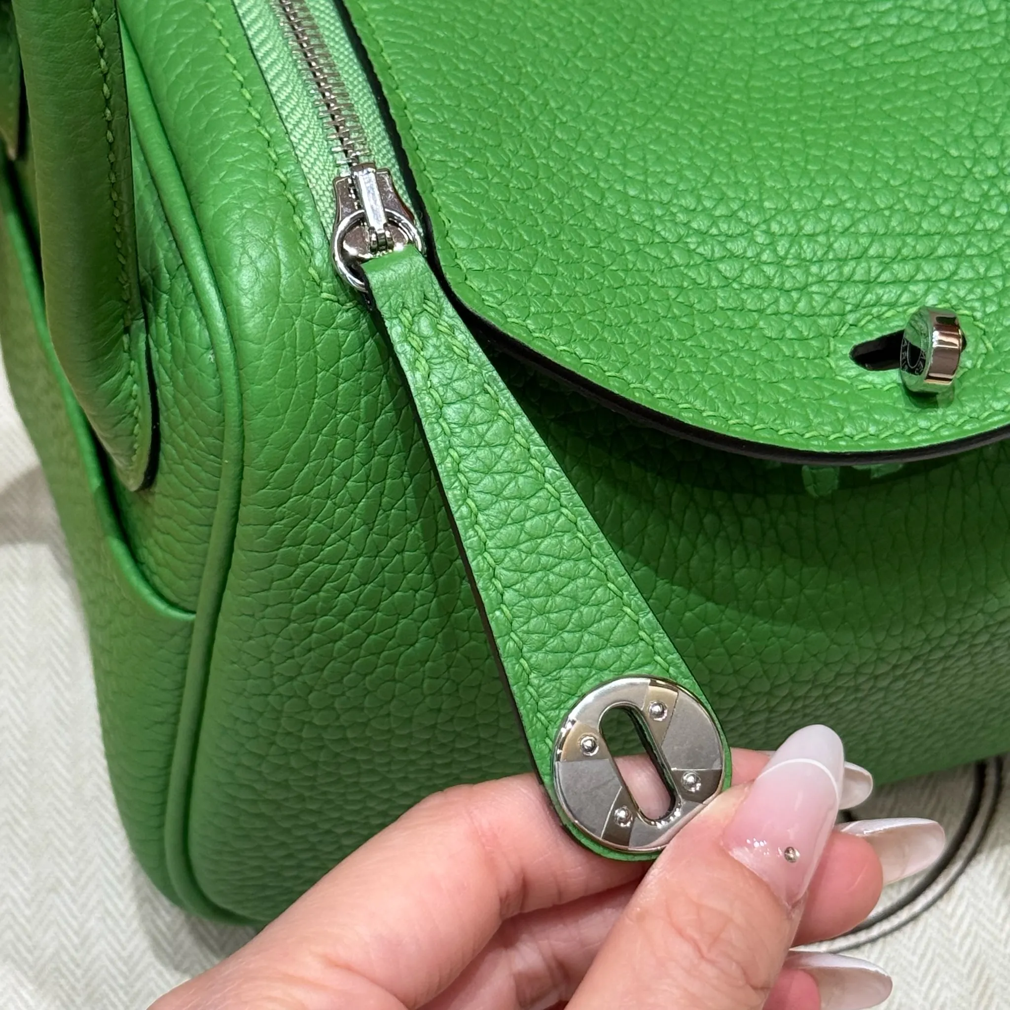 HERMES Женская сумка Lindy 19 см A8 Clemence HERMES Женская сумка Lindy 19 см A8 Clemence