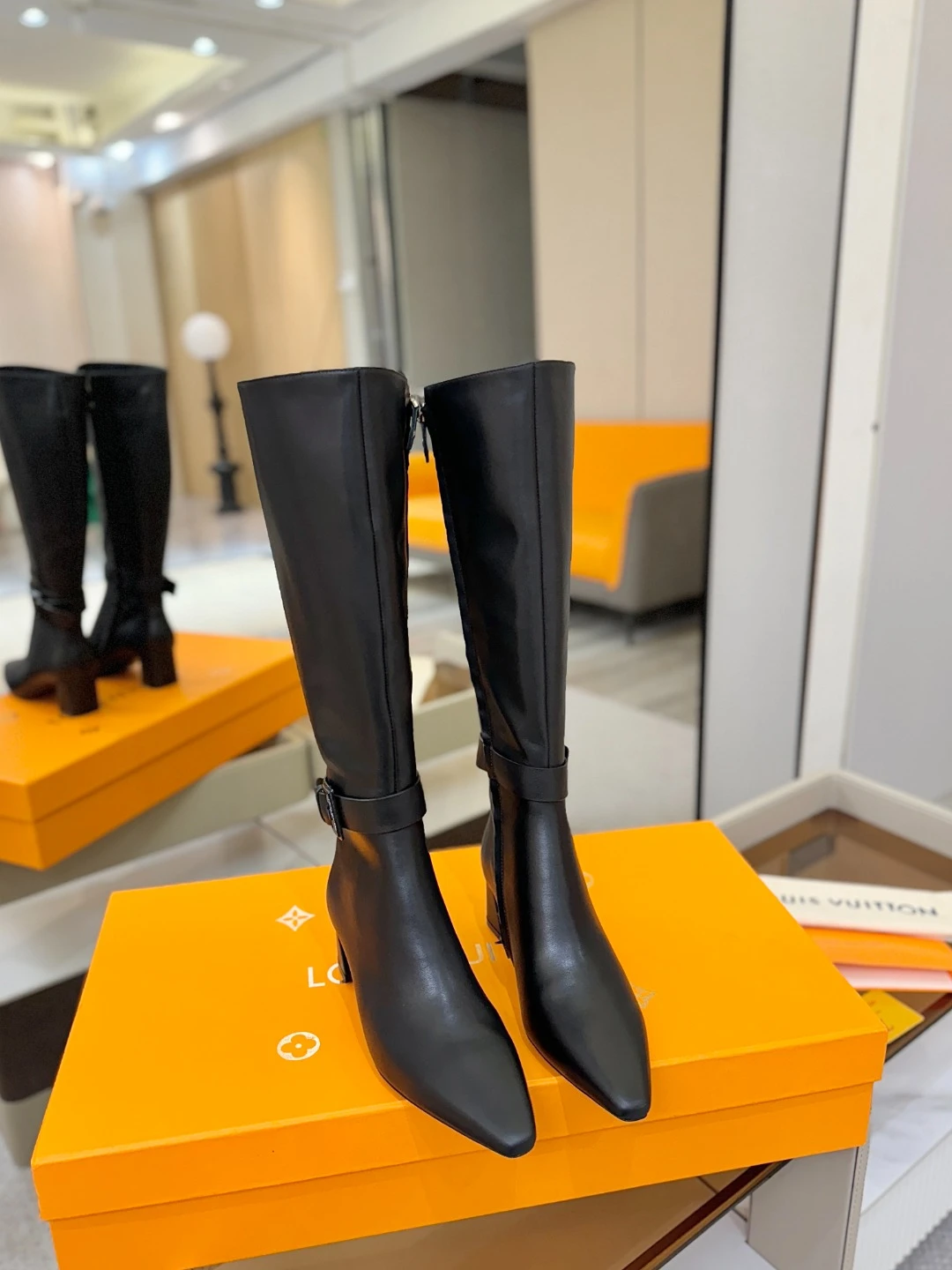 LOUIS VUITTON Женские сапоги с острым мысом LOUIS VUITTON Женские сапоги с острым мысом
