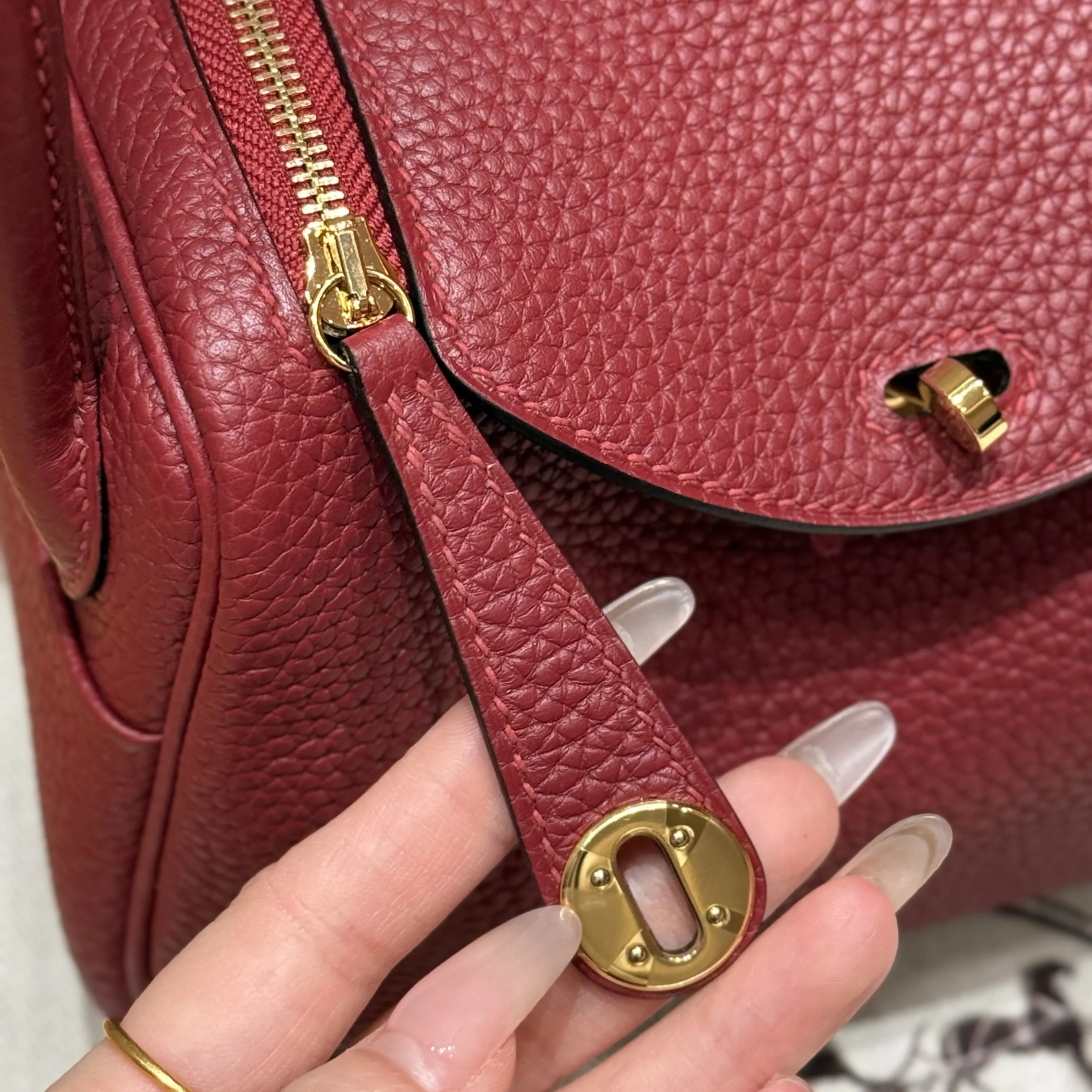 HERMES Женская сумка Lindy 19 см K1 Clemence