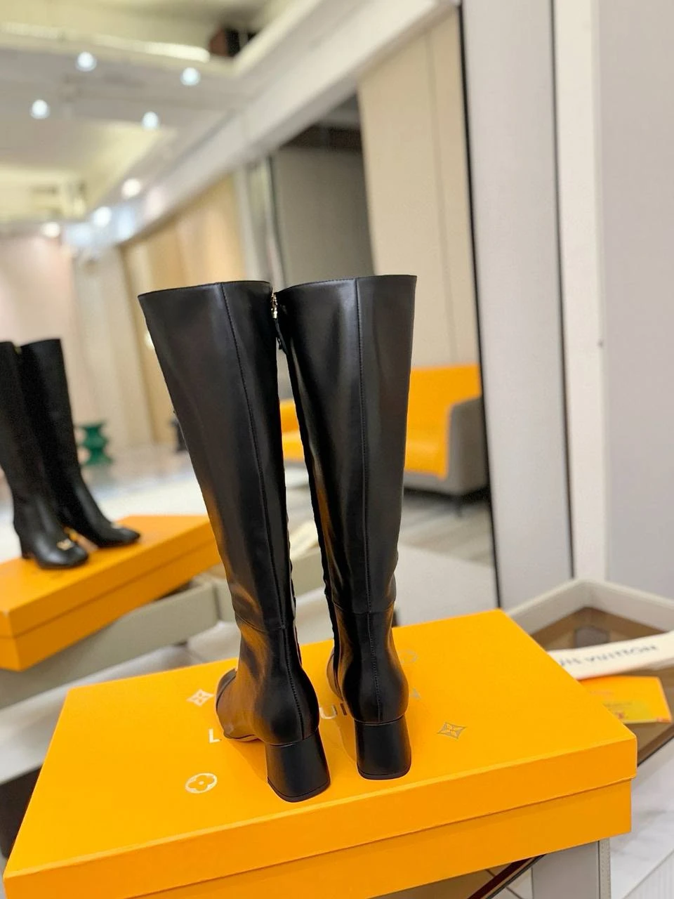 LOUIS VUITTON Женские сапоги из телячьей кожи 