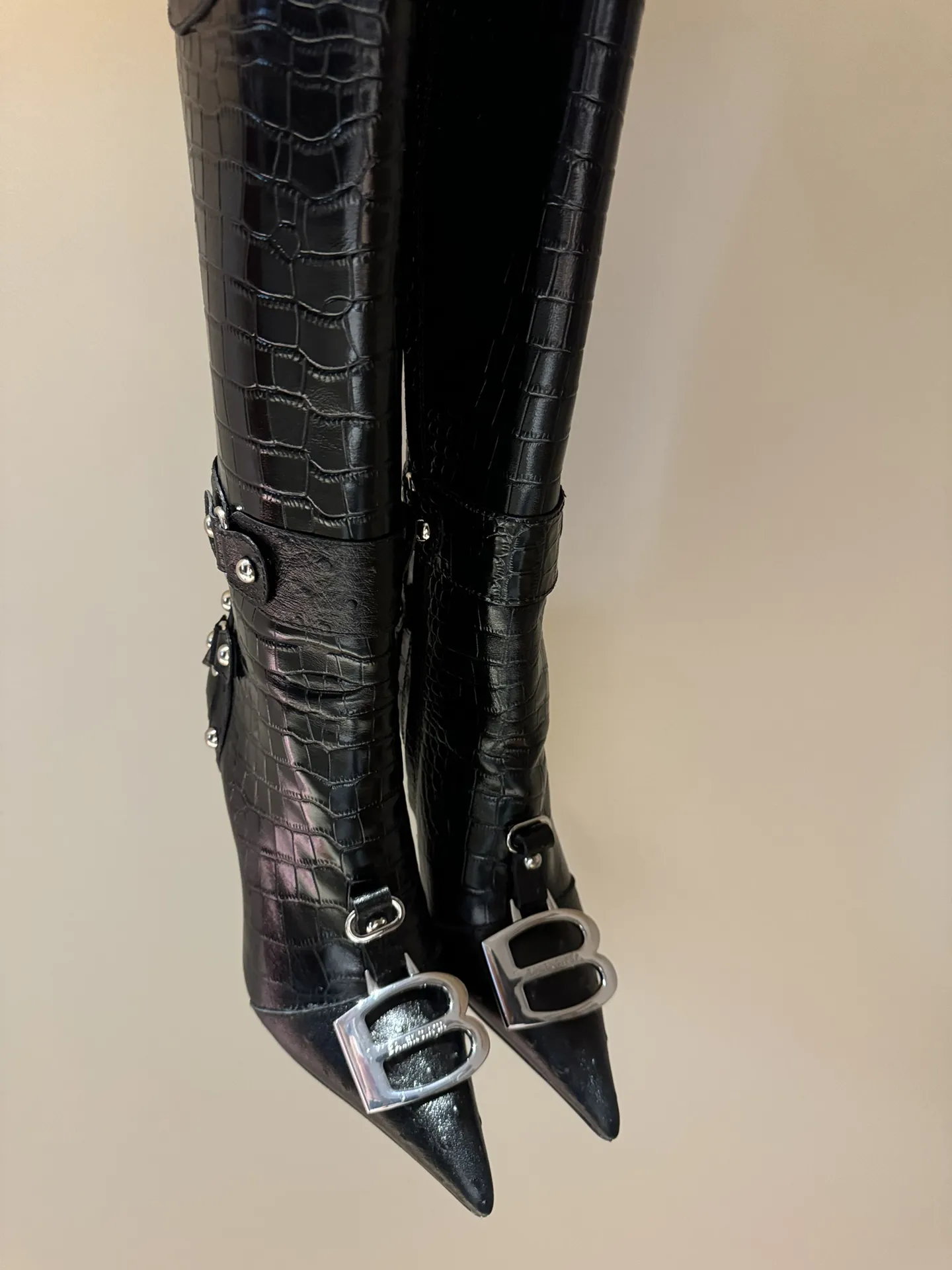 BALENCIAGA Женские сапоги из коровьей кожи BALENCIAGA Женские сапоги из коровьей кожи