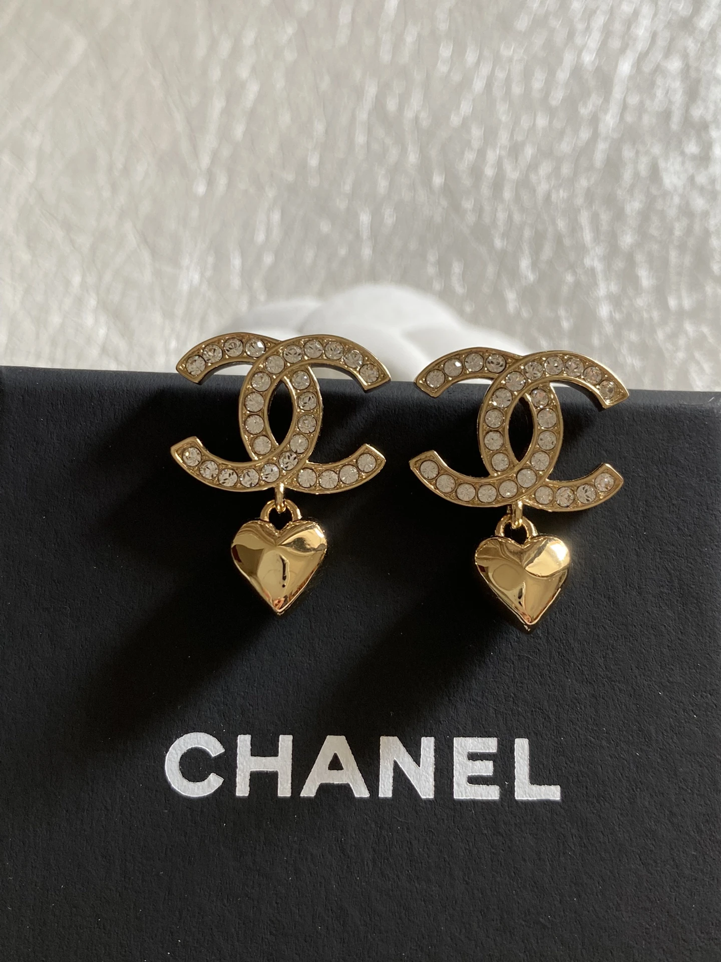 CHANEL Женские серьги-подвески с сердцем CHANEL Женские серьги-подвески с сердцем