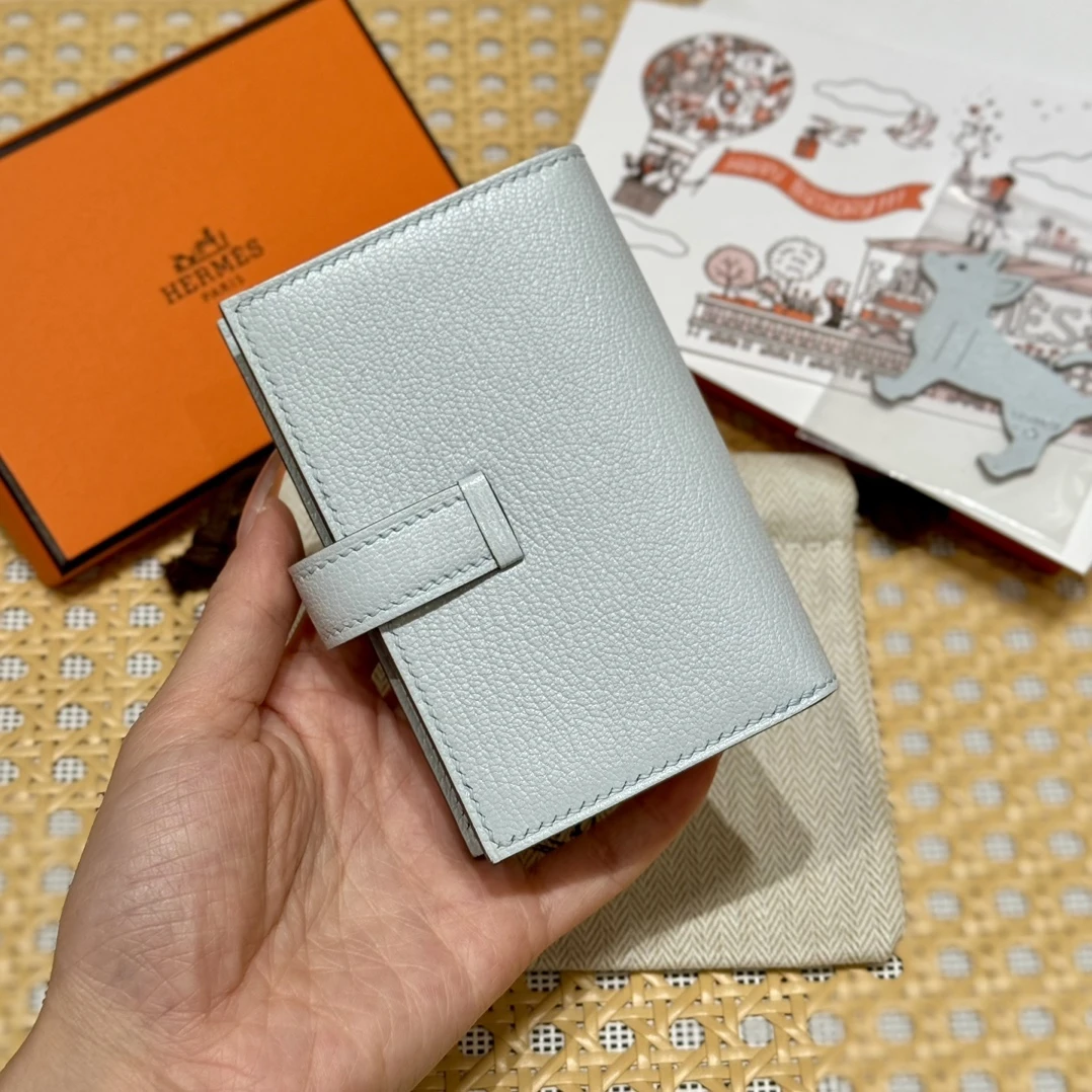 HERMES Кошелёк Bearn 12 см 08/Bluepale Chèvre HERMES Кошелёк Bearn 12 см 08/Bluepale Chèvre