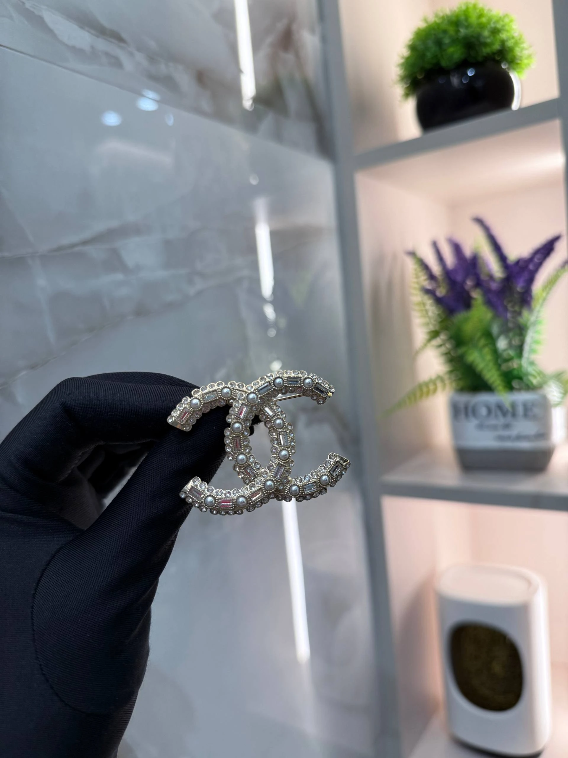 CHANEL Женская брошь из латуни CHANEL Женская брошь из латуни