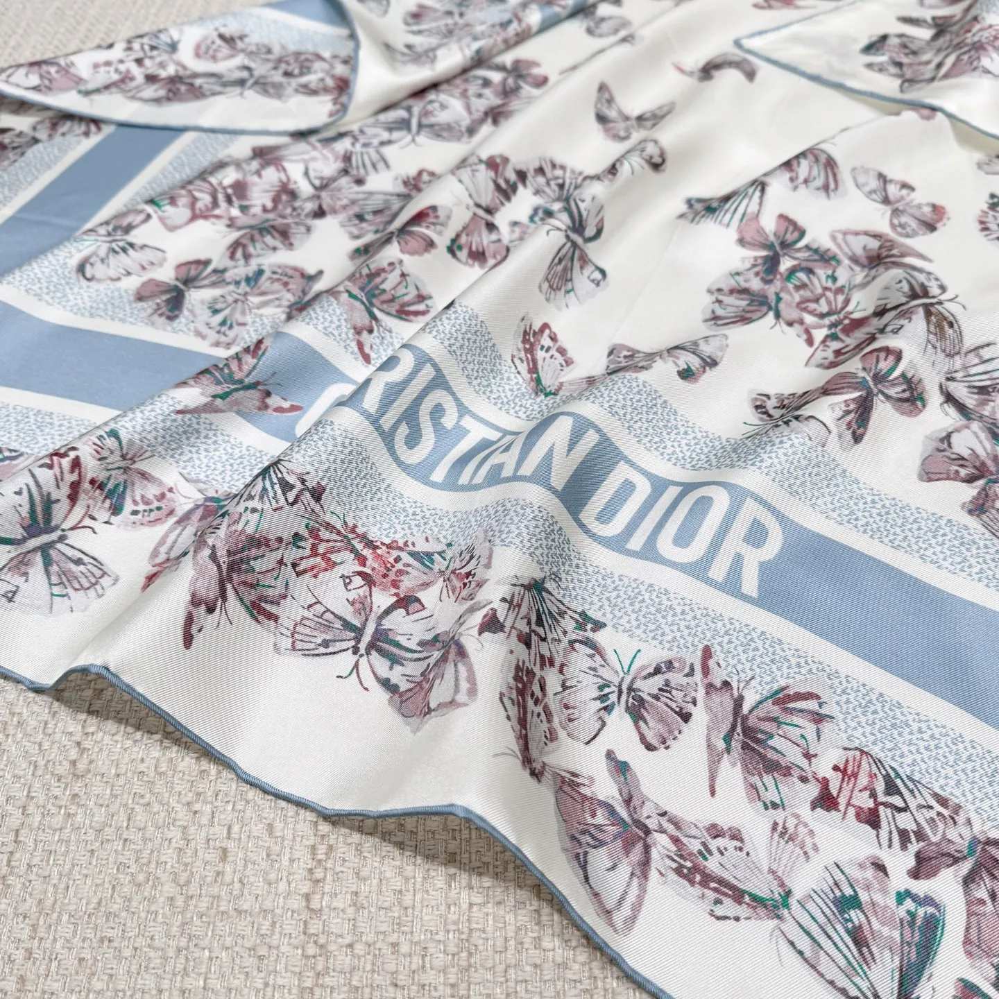 CHRISTIAN DIOR Женский платок из шёлка в пастельных тонах CHRISTIAN DIOR Женский платок из шёлка в пастельных тонах