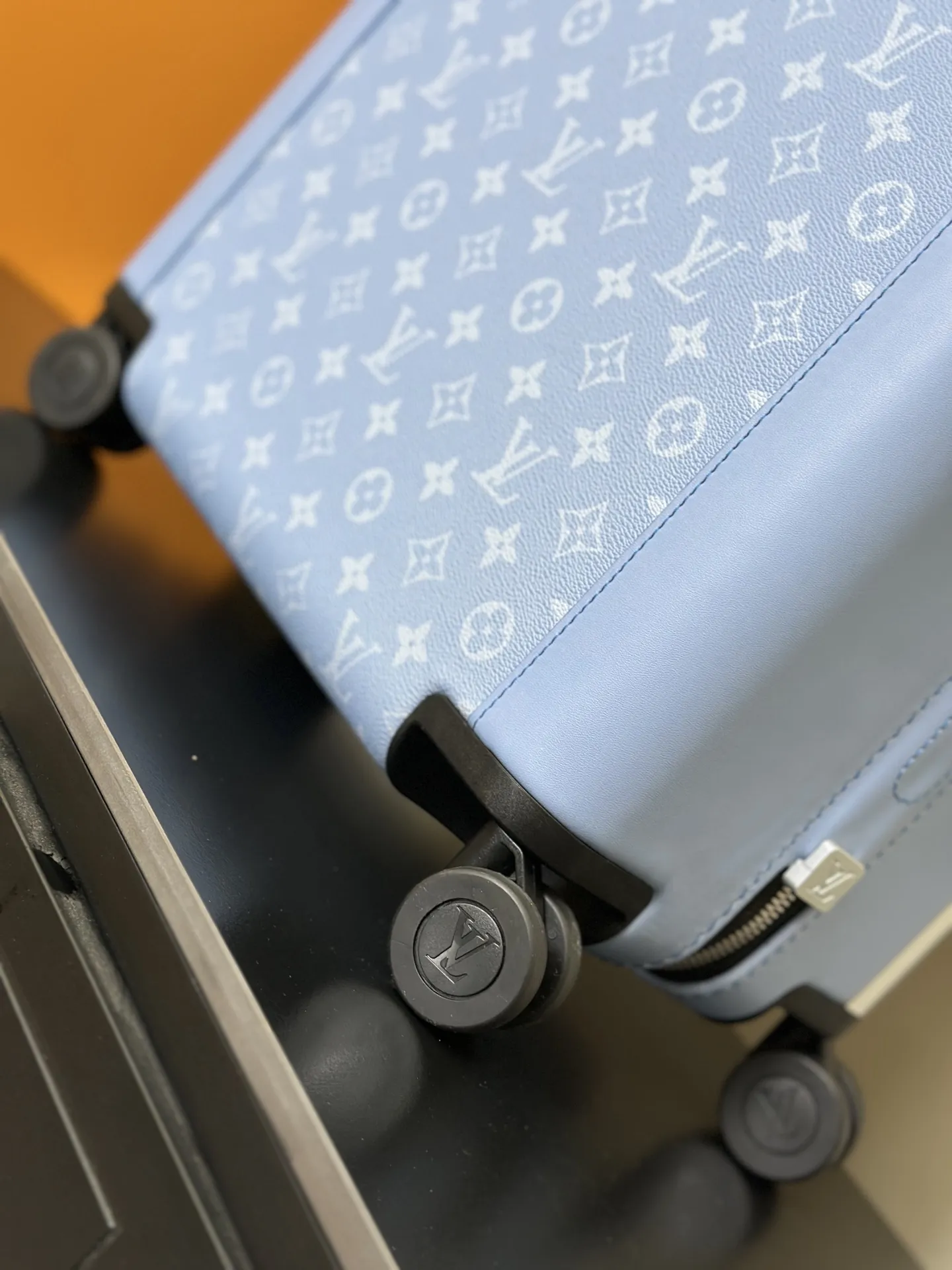 LOUIS VUITTON Чемодан Horizon 55 на колесах
