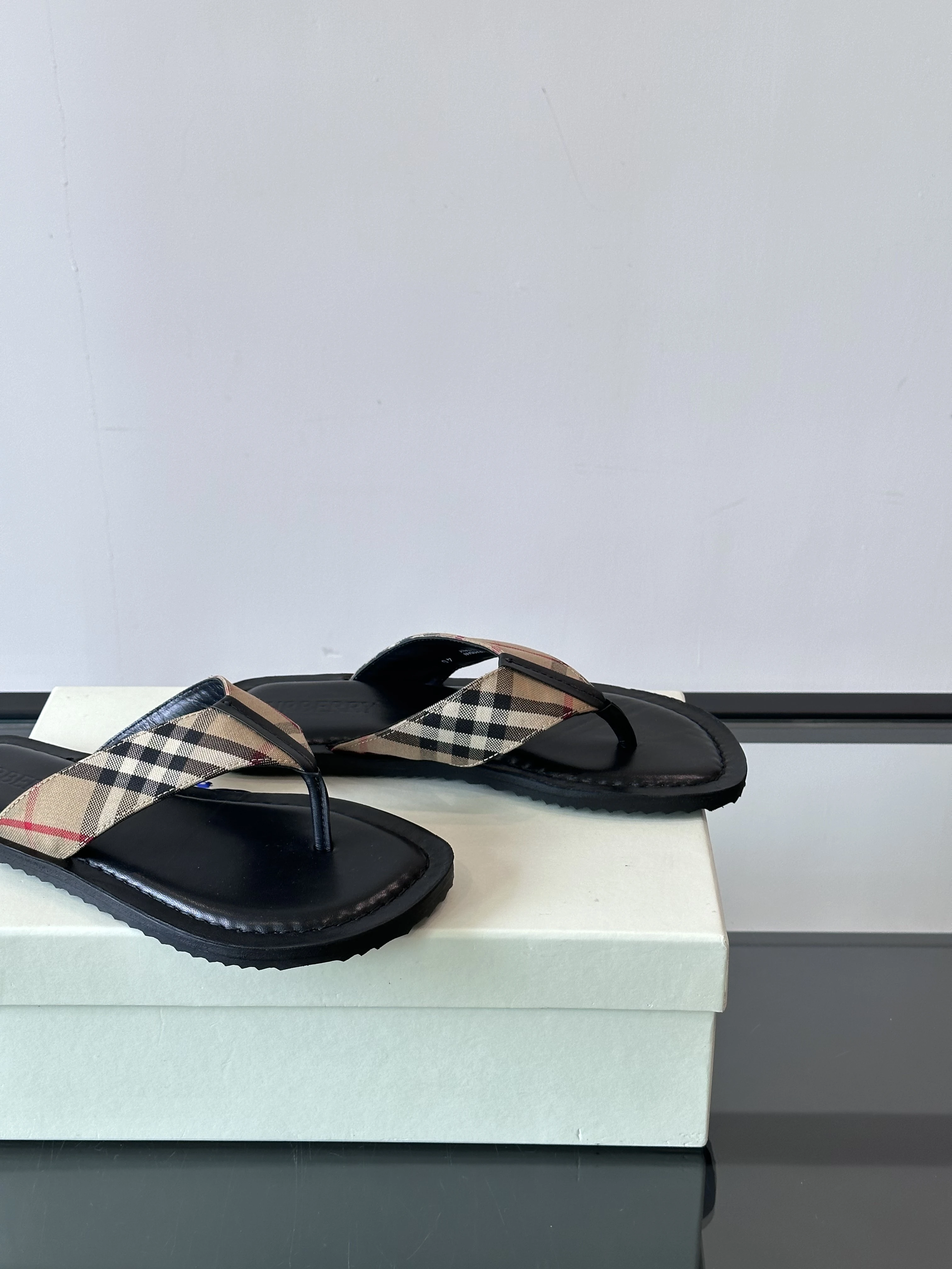 BURBERRY Мужские шлёпанцы вьетнамки BURBERRY Мужские шлёпанцы вьетнамки