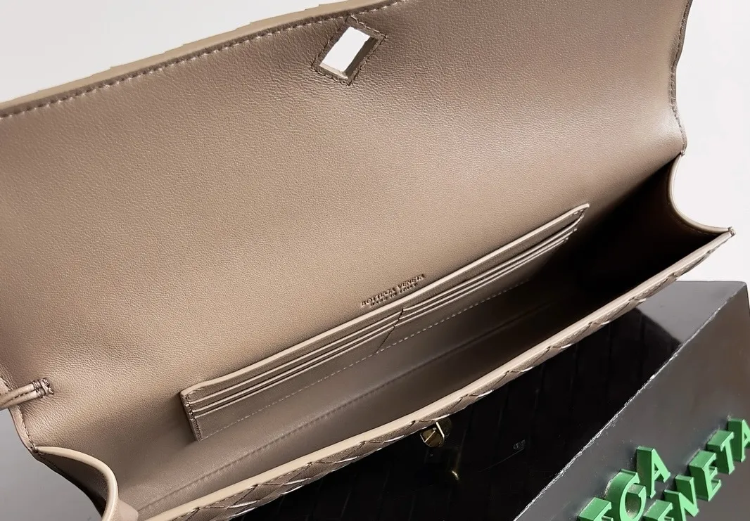 BOTTEGA VENETA Женский клатч Andiamo кожа Intrecciato