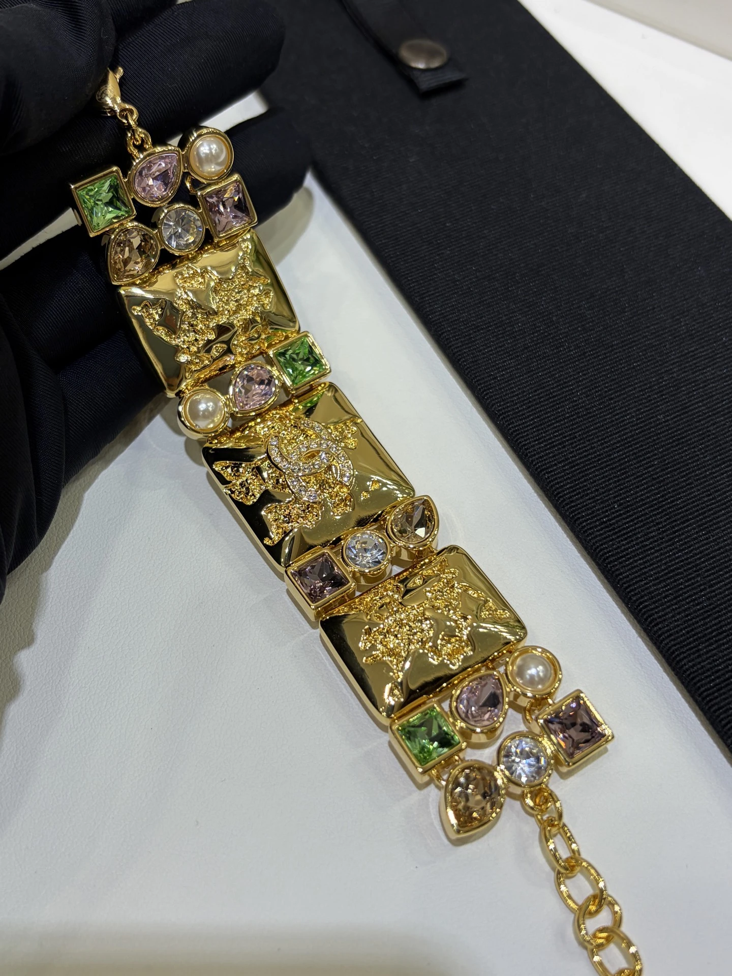 CHANEL Женский браслет с жемчужинами и многоцветными кристаллами CHANEL Женский браслет с жемчужинами и многоцветными кристаллами