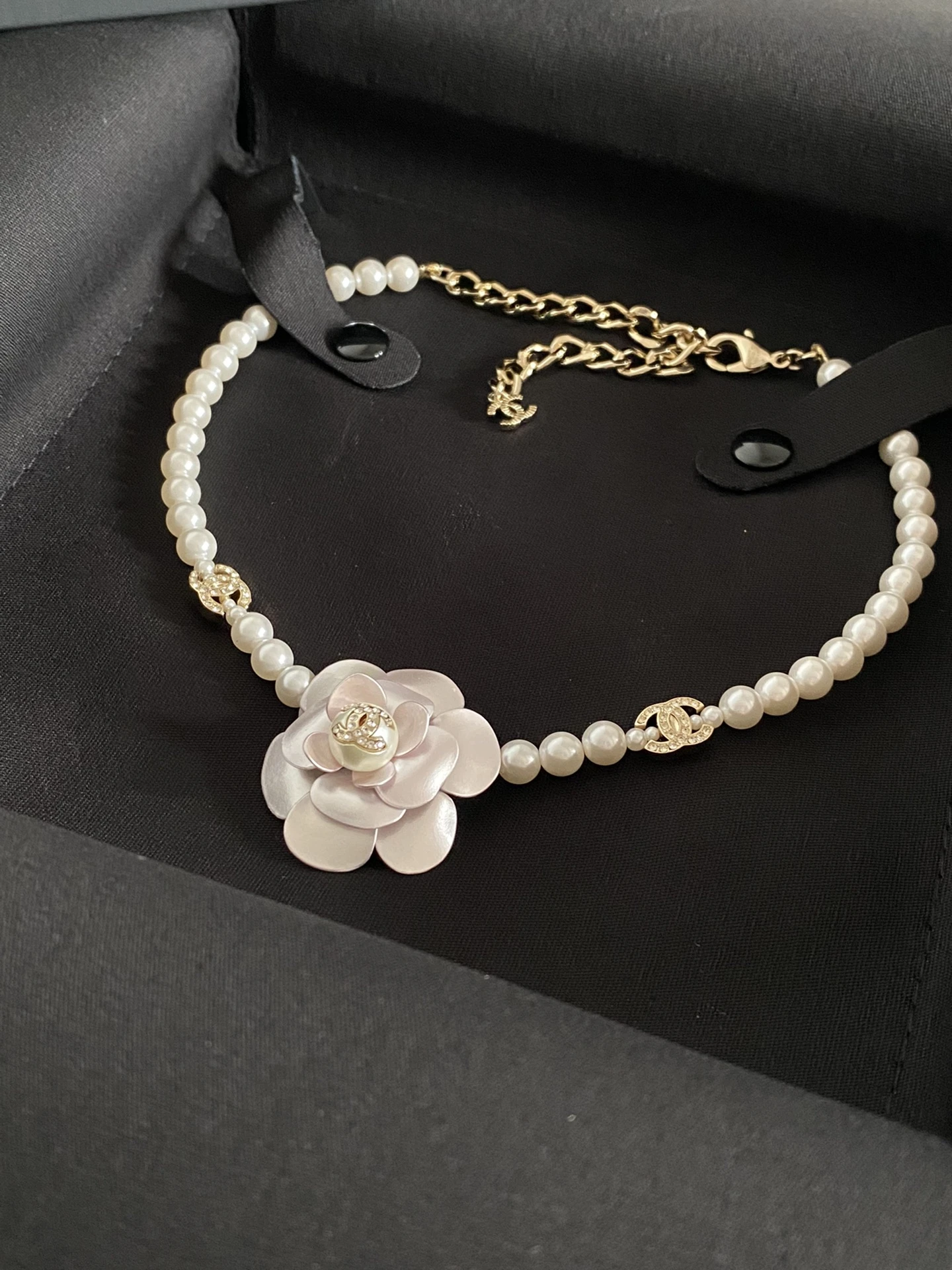 CHANEL Женское колье с жемчугом  CHANEL Женское колье с жемчугом