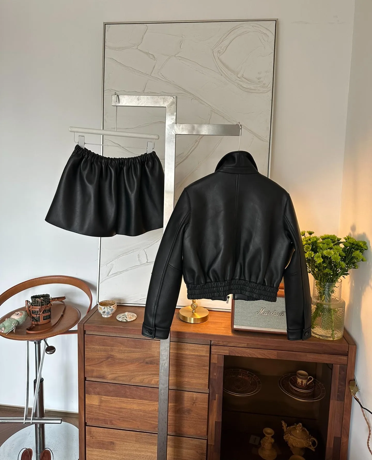 MIU MIU Женский кожаный костюм с мини-юбкой