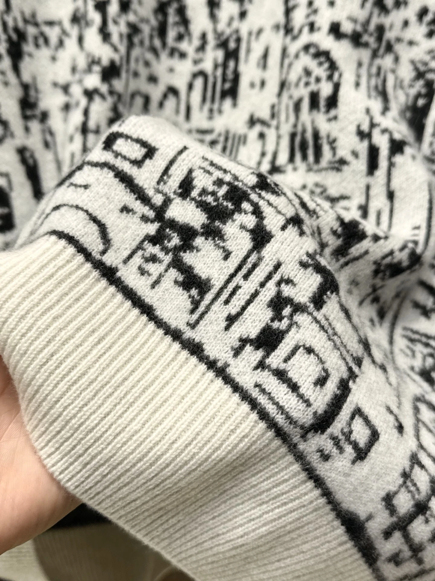 CHRISTIAN DIOR Мужской свитер CHRISTIAN DIOR Мужской свитер