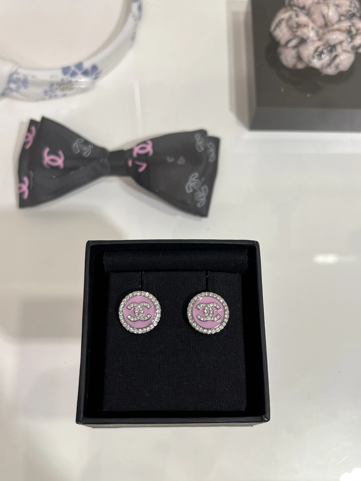 CHANEL Женские серьги из латуни с эмалью