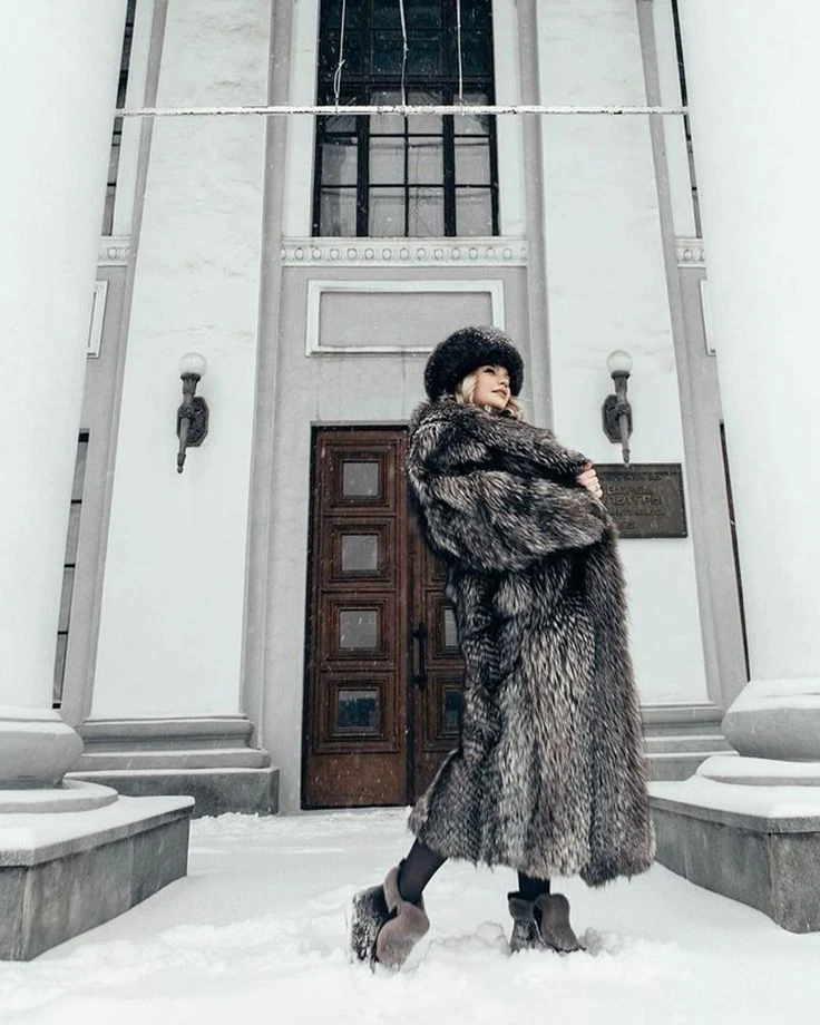 FENDI Женская шуба из меха лисы FENDI Женская шуба из меха лисы