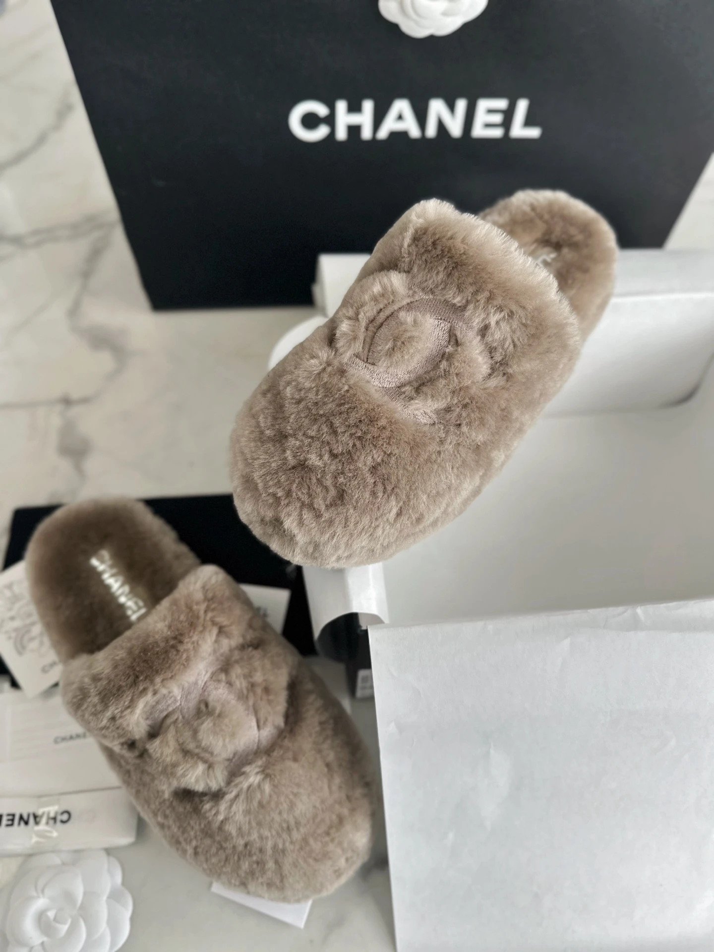 CHANEL Женские тапки из замши и шерсти CHANEL Женские тапки из замши и шерсти