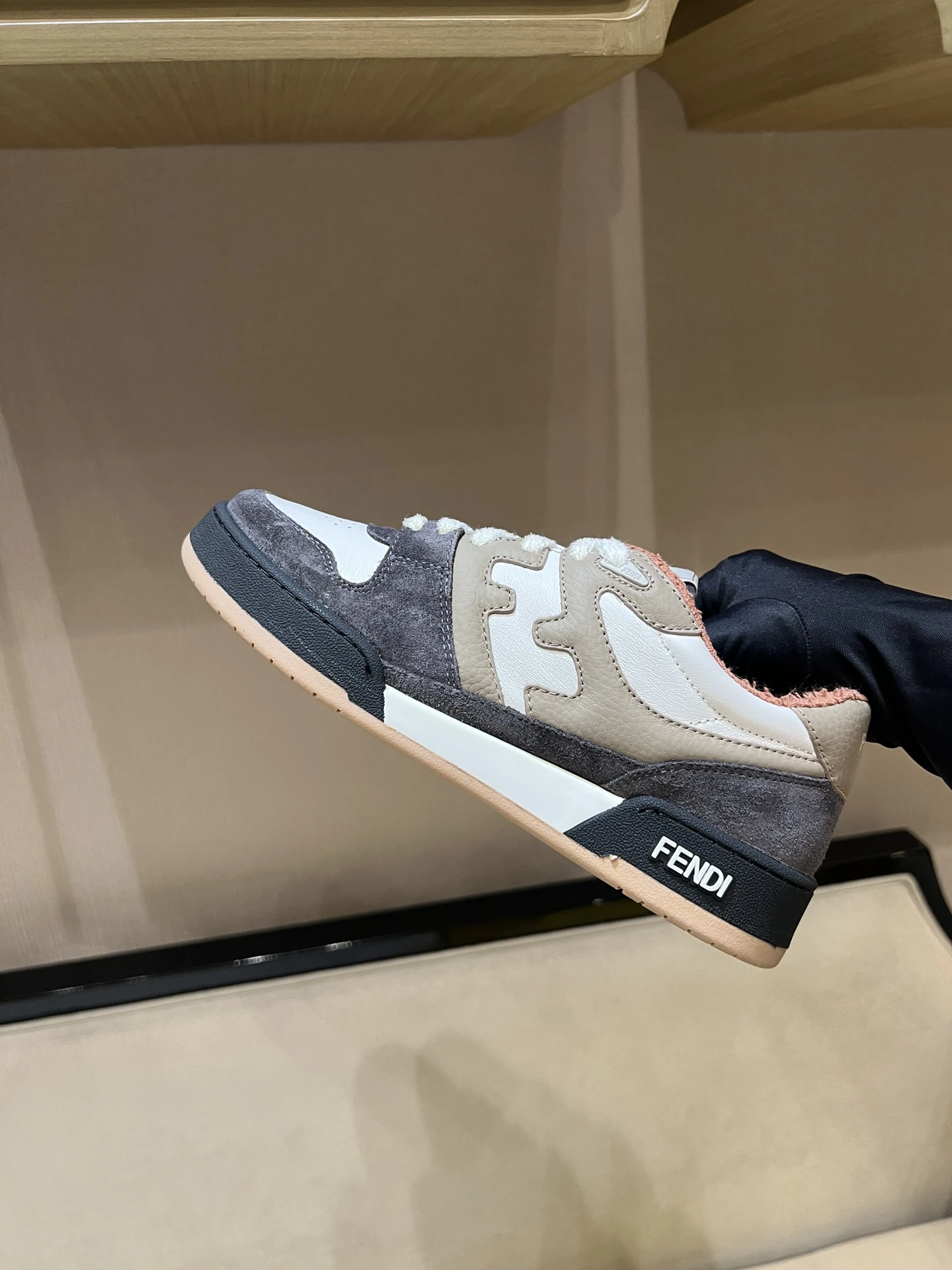 FENDI Кроссовки из кожи и замши